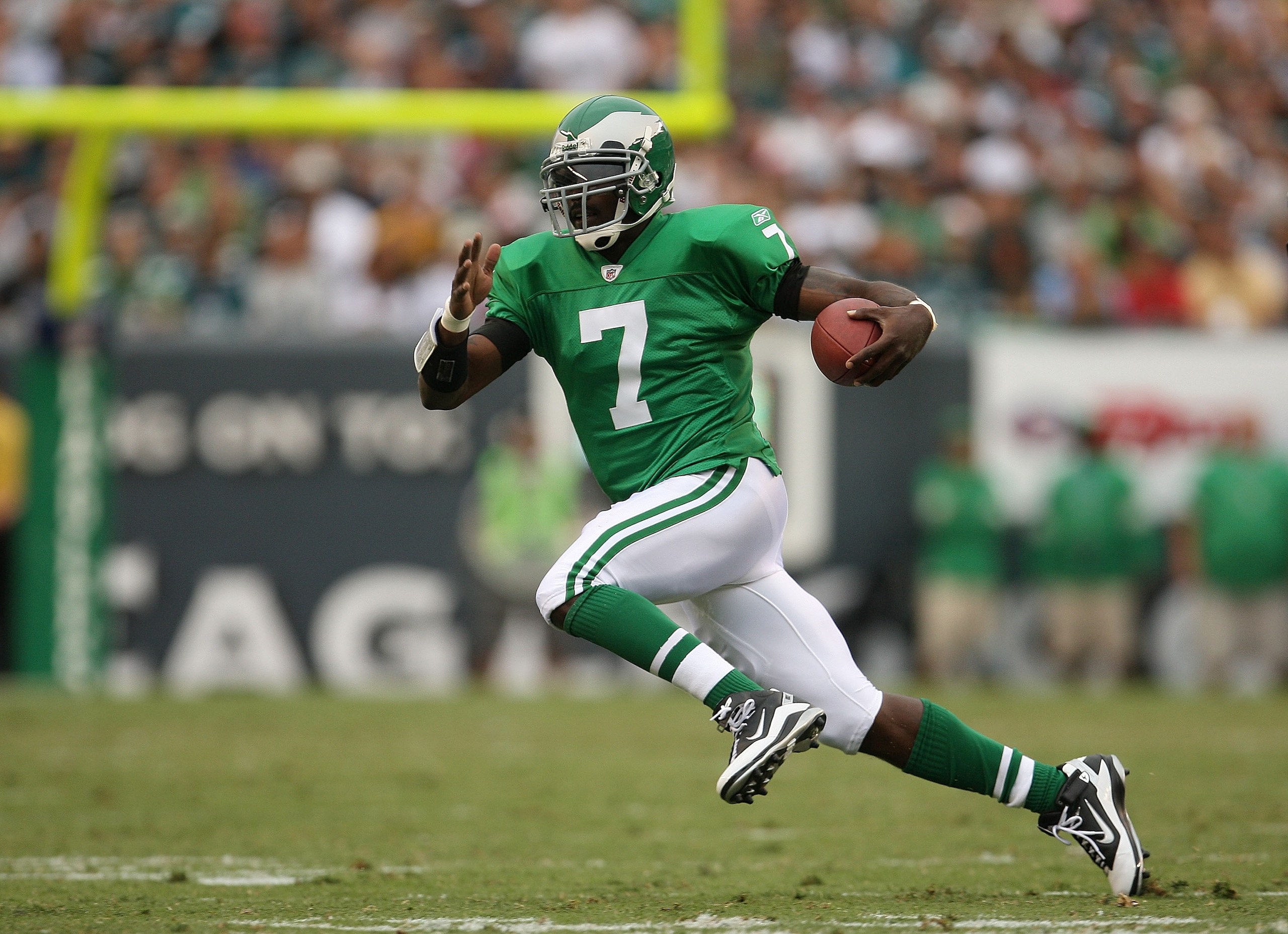 PHILADELPHIA - SEPTEMBER 12: Michael Vick #7 of the Philadelphia Eagles rushes during a game against the Green Bay Packers at Lincoln Financial Field on September 12, 2010 in Philadelphia, Pennsylvania. (Photo by Mike Ehrmann/Getty Images) PHILADELPHIA - SEPTEMBER 12: Michael Vick #7 of the Philadelphia Eagles rushes during a game against the Green Bay Packers at Lincoln Financial Field on September 12, 2010 in Philadelphia, Pennsylvania. (Photo by Mike Ehrmann/Getty Images)