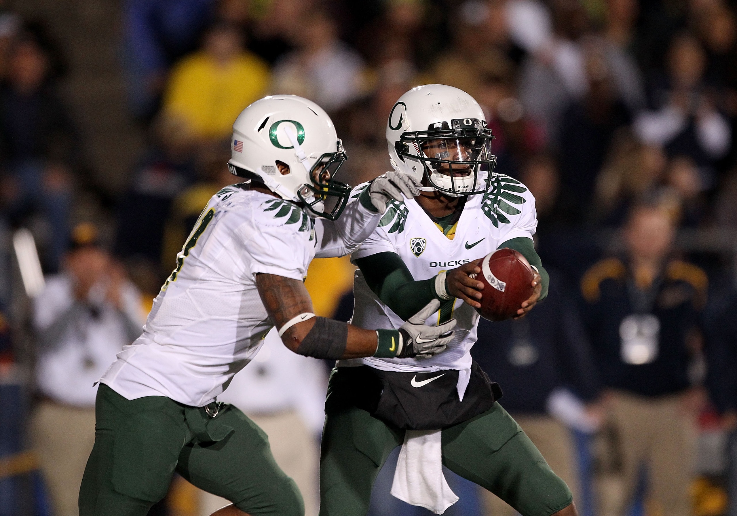 BERKELEY, CA - NOVEMBER 13: Darron Thomas #1 of the Oregon Ducks hands off to LaMichael James #21 during their game against the California Golden Bears at California Memorial Stadium on November 13, 2010 in Berkeley, California. (Photo by Ezra Shaw/Get BERKELEY, CA - NOVEMBER 13: Darron Thomas #1 of the Oregon Ducks hands off to LaMichael James #21 during their game against the California Golden Bears at California Memorial Stadium on November 13, 2010 in Berkeley, California. (Photo by Ezra Shaw/Get