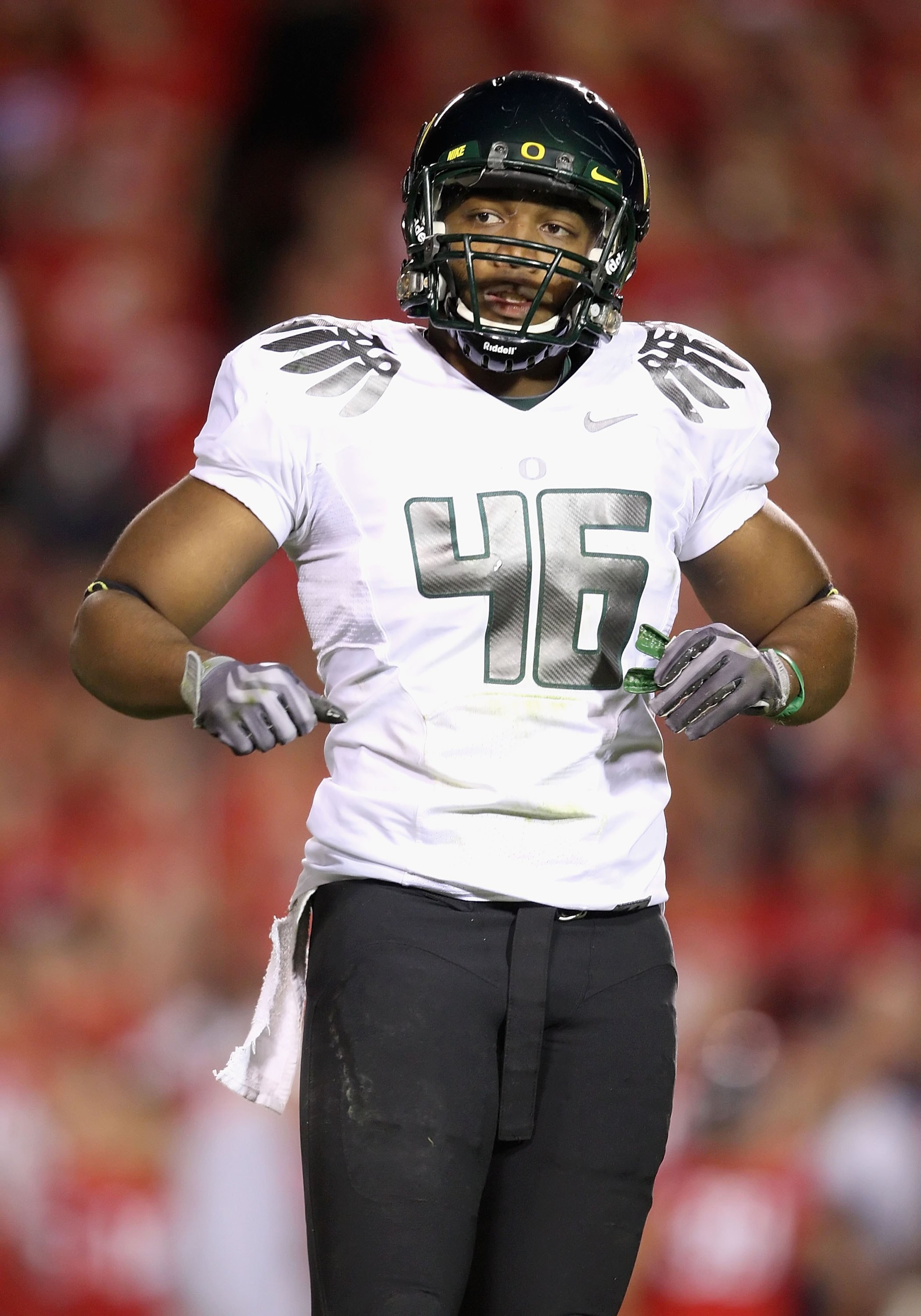TUCSON, AZ - NOVEMBER 21: Linebacker Michael Clay #46 of the Oregon Ducks during the college football game against the Arizona Wildcats at Arizona Stadium on November 21, 2009 in Tucson, Arizona. The Ducks defeated the Wildcats 44-41 in second overtime. TUCSON, AZ - NOVEMBER 21: Linebacker Michael Clay #46 of the Oregon Ducks during the college football game against the Arizona Wildcats at Arizona Stadium on November 21, 2009 in Tucson, Arizona. The Ducks defeated the Wildcats 44-41 in second overtime.