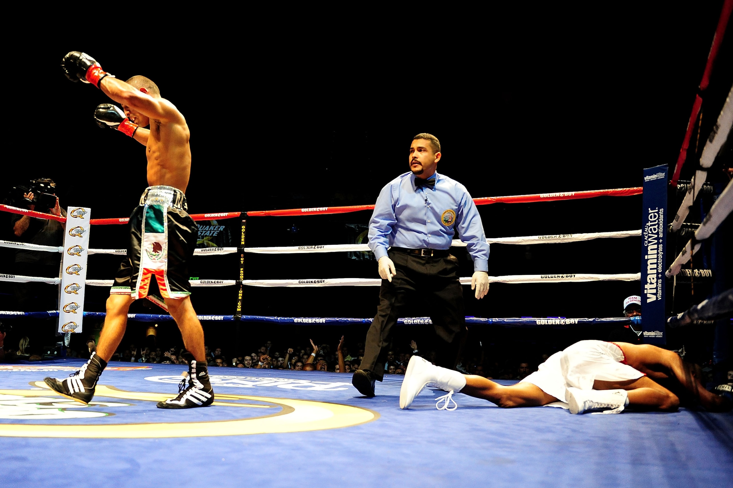 LOS ANGELES - AUGUST 27:  Abner Mares of Norwalk, California knocks out opponent Carlos Fugencio on August 27, 2009 in Los Angeles, California.  (Photo by Jacob de Golish/Getty Images)