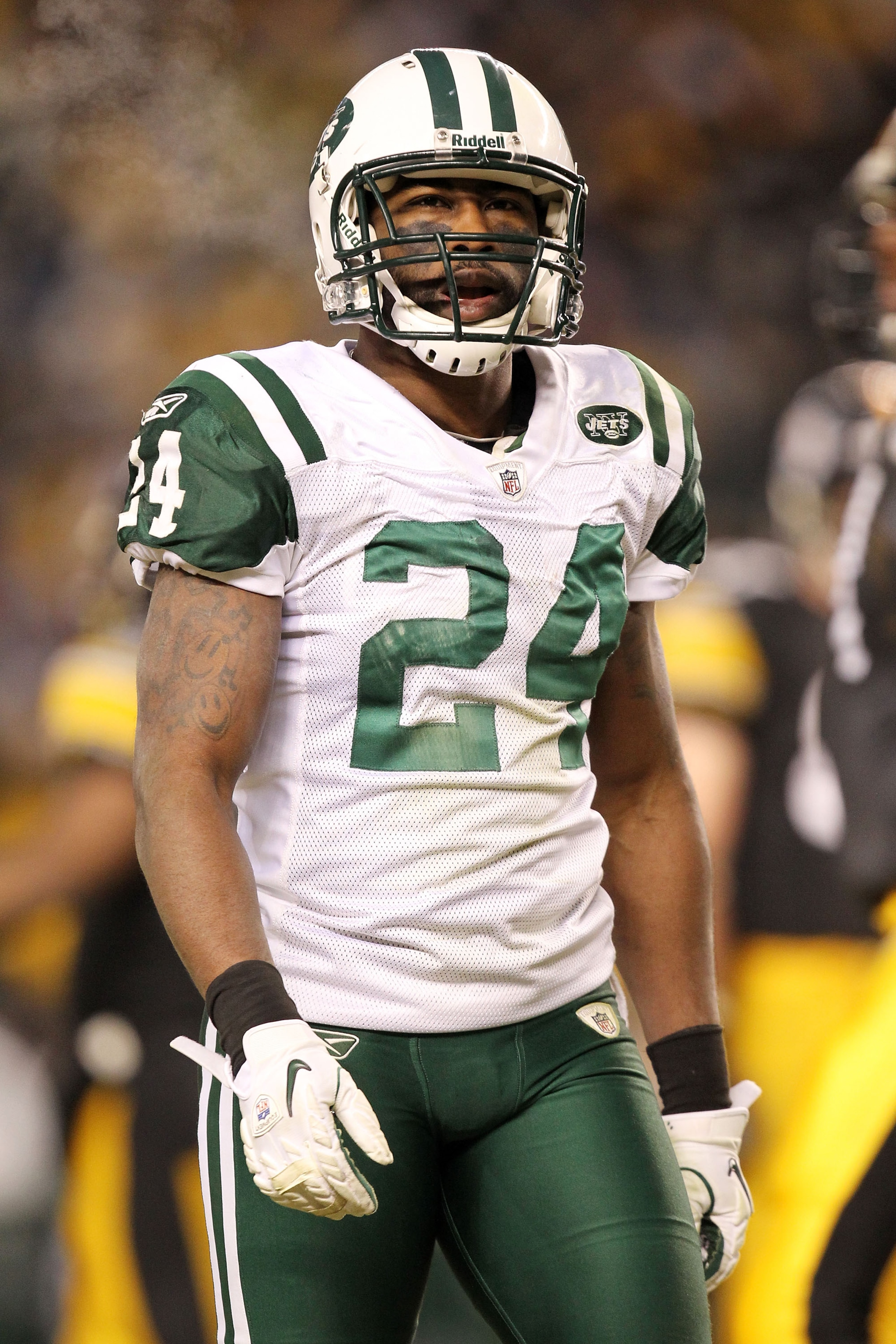 PITTSBURGH, PA - JANUARY 23:  Darrelle Revis #24 of the New York Jets reacts during their 19 to 24 loss to the Pittsburgh Steelers in the 2011 AFC Championship game at Heinz Field on January 23, 2011 in Pittsburgh, Pennsylvania.  (Photo by Ronald Martinez