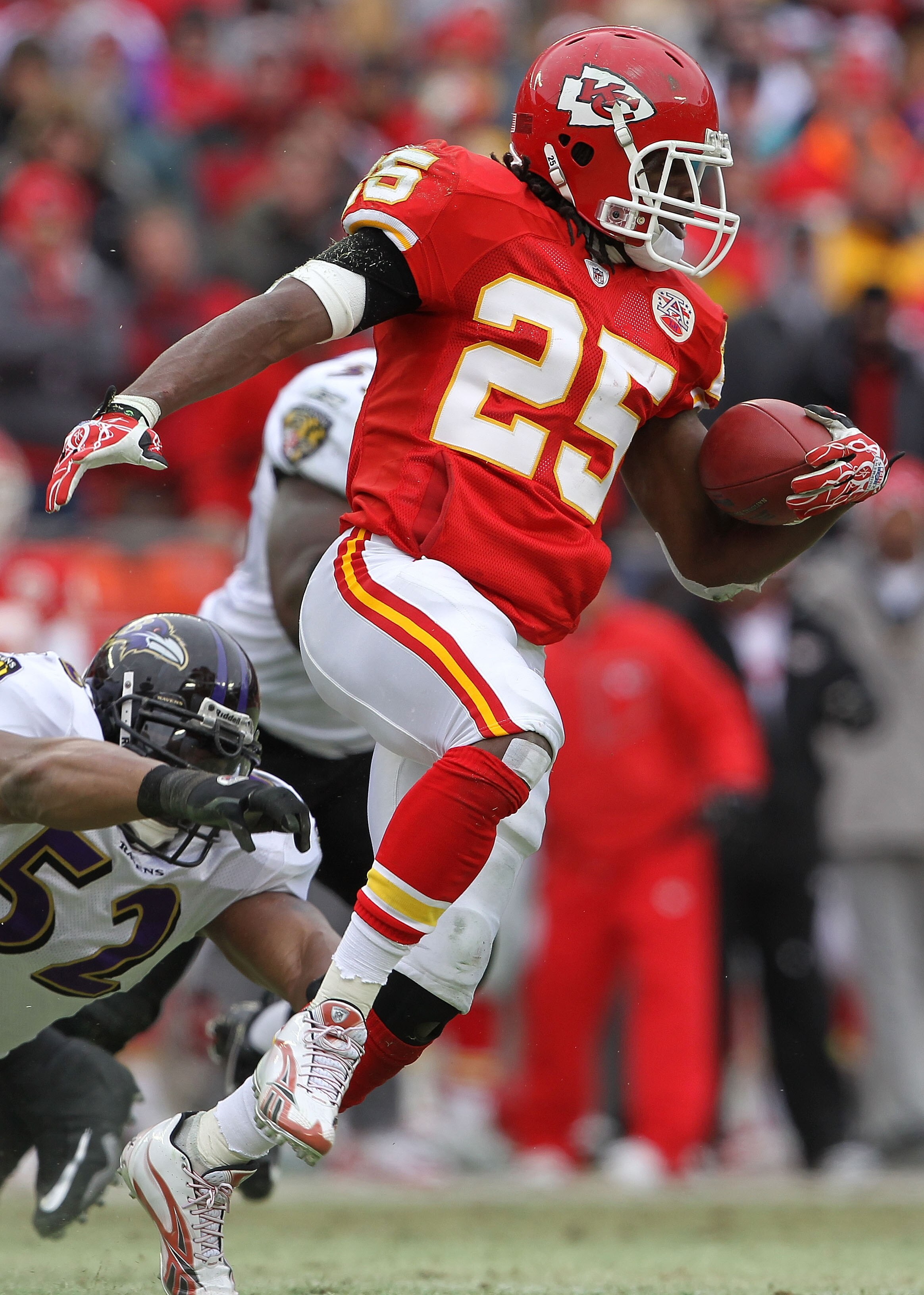 KANSAS CITY, MO - JANUARY 09: Running back Jamaal Charles #25 of the Kansas City Chiefs runs for a first down against the Baltimore Ravens during their 2011 AFC wild card playoff game at Arrowhead Stadium on January 9, 2011 in Kansas City, Missouri. (Ph KANSAS CITY, MO - JANUARY 09: Running back Jamaal Charles #25 of the Kansas City Chiefs runs for a first down against the Baltimore Ravens during their 2011 AFC wild card playoff game at Arrowhead Stadium on January 9, 2011 in Kansas City, Missouri. (Ph