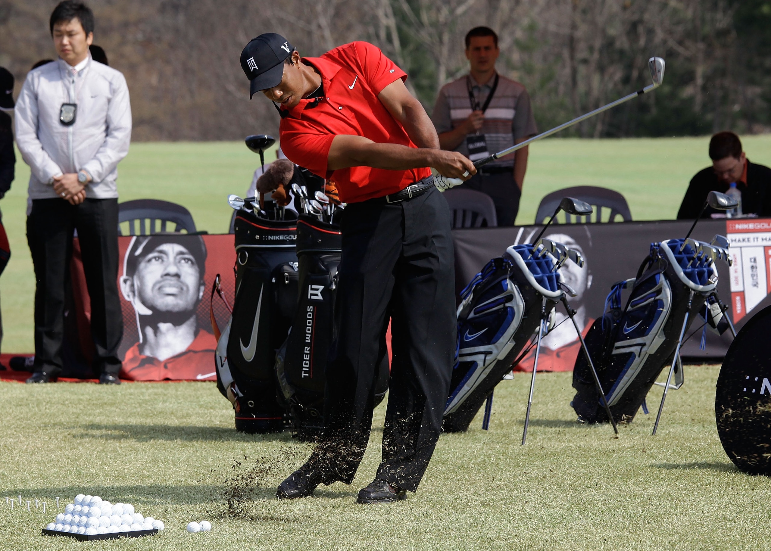 CHUNCHEON, SOUTH KOREA - APRIL 14: U.S. golfer Tiger Woods participates in a golf teaching clinic for South Korean juniors during a Nike Golf 'Make It Happen' event at Jade Palace Golf Club on April 14, 2011 in Chuncheon, South Korea. (Photo by Chung Su CHUNCHEON, SOUTH KOREA - APRIL 14: U.S. golfer Tiger Woods participates in a golf teaching clinic for South Korean juniors during a Nike Golf 'Make It Happen' event at Jade Palace Golf Club on April 14, 2011 in Chuncheon, South Korea. (Photo by Chung Su