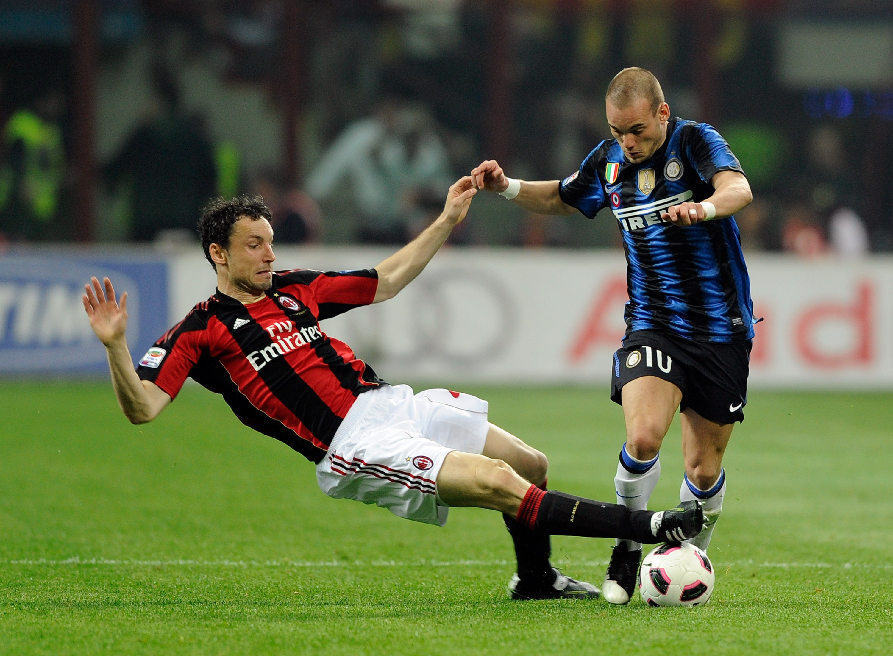 MILAN, ITALY - APRIL 02:  Wesley Sneijder of FC Inter Milan and Mark Van Bommel of AC Milan during the Serie A match between AC Milan and FC Internazionale Milano at Stadio Giuseppe Meazza on April 2, 2011 in Milan, Italy.  (Photo by Claudio Villa/Getty I