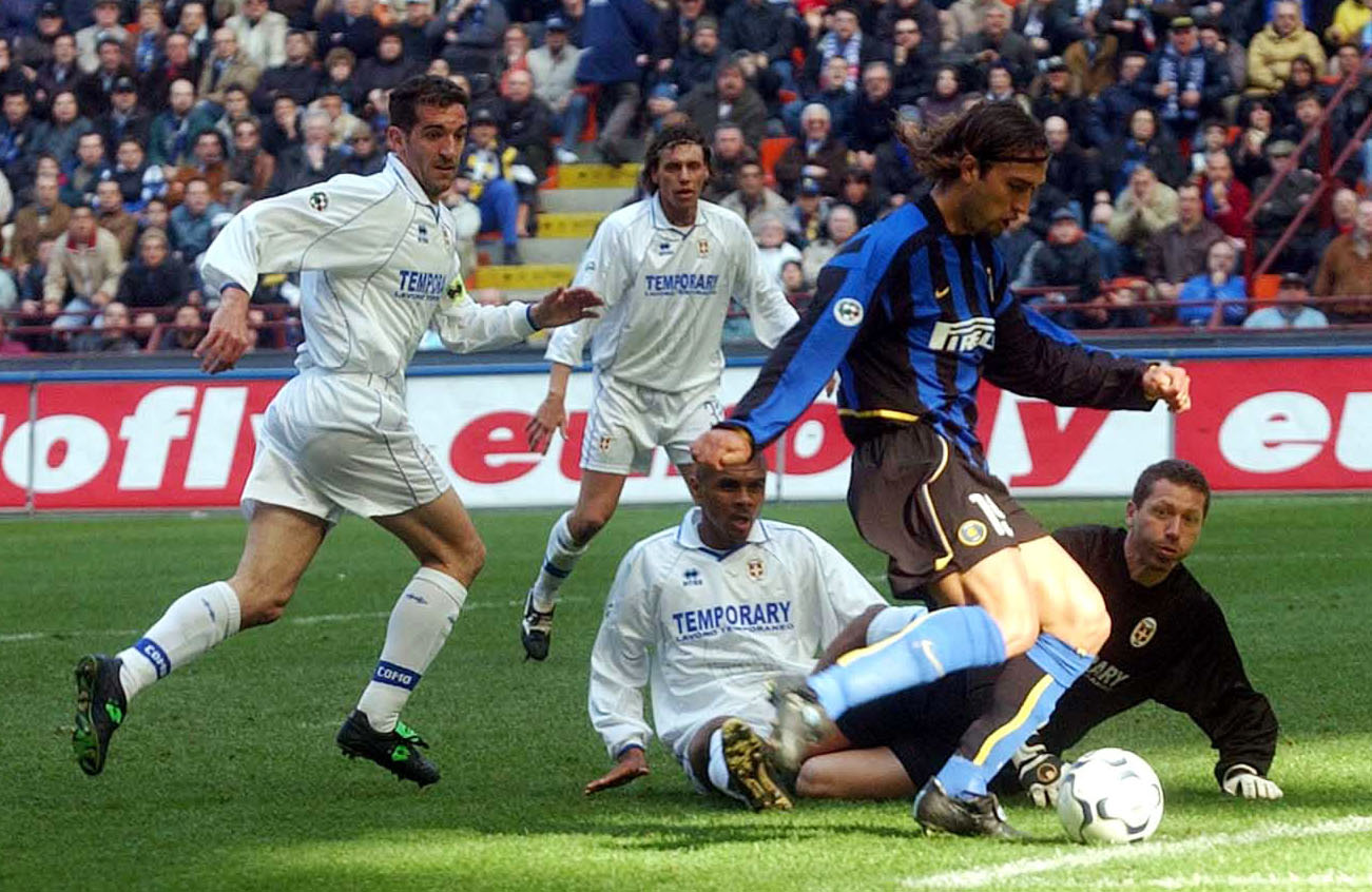 MILAN - MARCH 16:  Gabriel Batistuta of Inter Milan scores during the Serie A match between Inter Milan and Como, played at the Giuseppe Meazza San Siro Stadium, Milan, Italy on March 16, 2003.  (Photo by Grazia Neri/Getty Images)