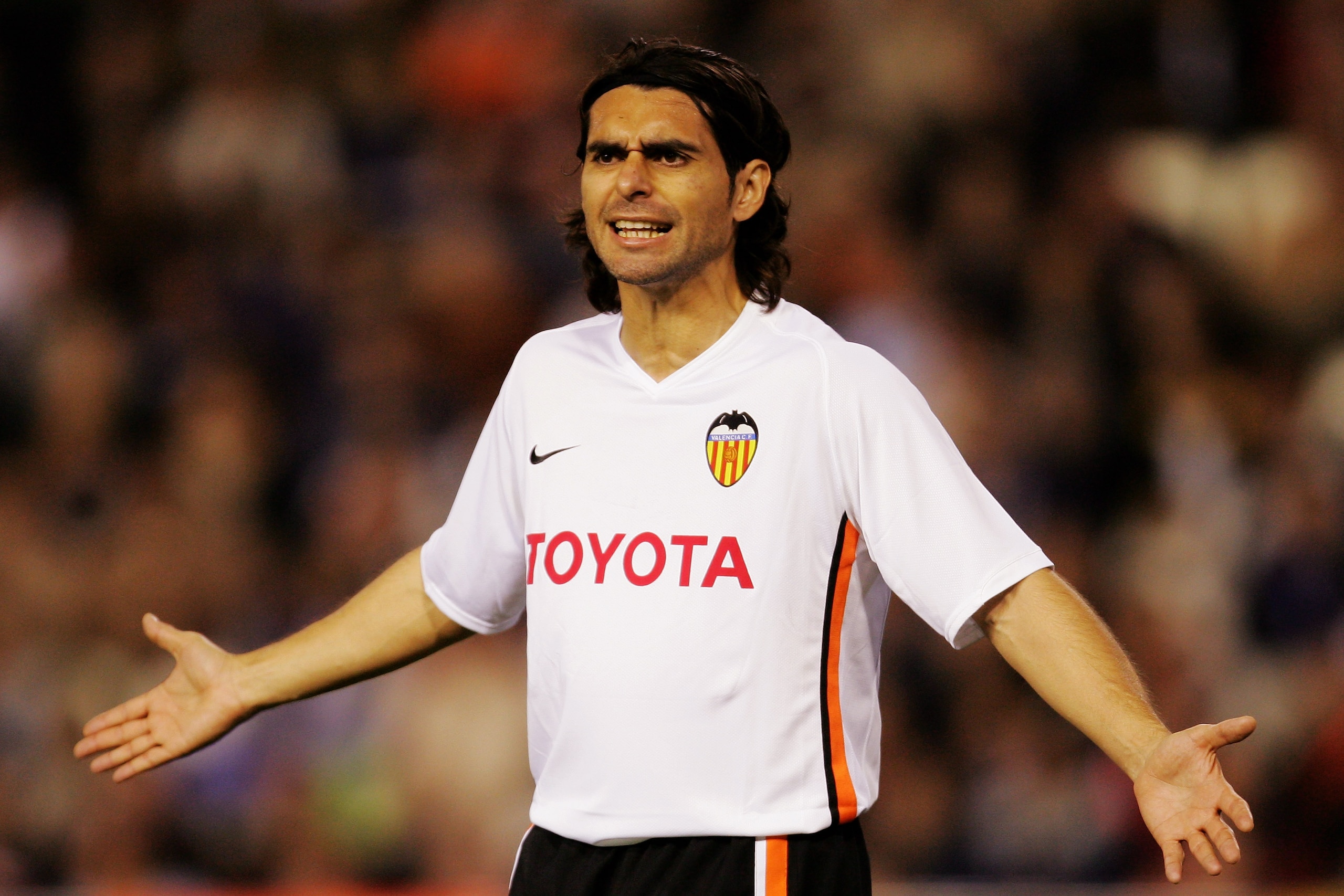VALENCIA, SPAIN - APRIL 10: Roberto Ayala of Valencia reacts during the UEFA Champions League quarter final, second leg match between Valencia and Chelsea at the Stadium Mestalla on April 10, 2007 in Valencia, Spain. (Photo by Richard Heathcote/Getty Im VALENCIA, SPAIN - APRIL 10: Roberto Ayala of Valencia reacts during the UEFA Champions League quarter final, second leg match between Valencia and Chelsea at the Stadium Mestalla on April 10, 2007 in Valencia, Spain. (Photo by Richard Heathcote/Getty Im
