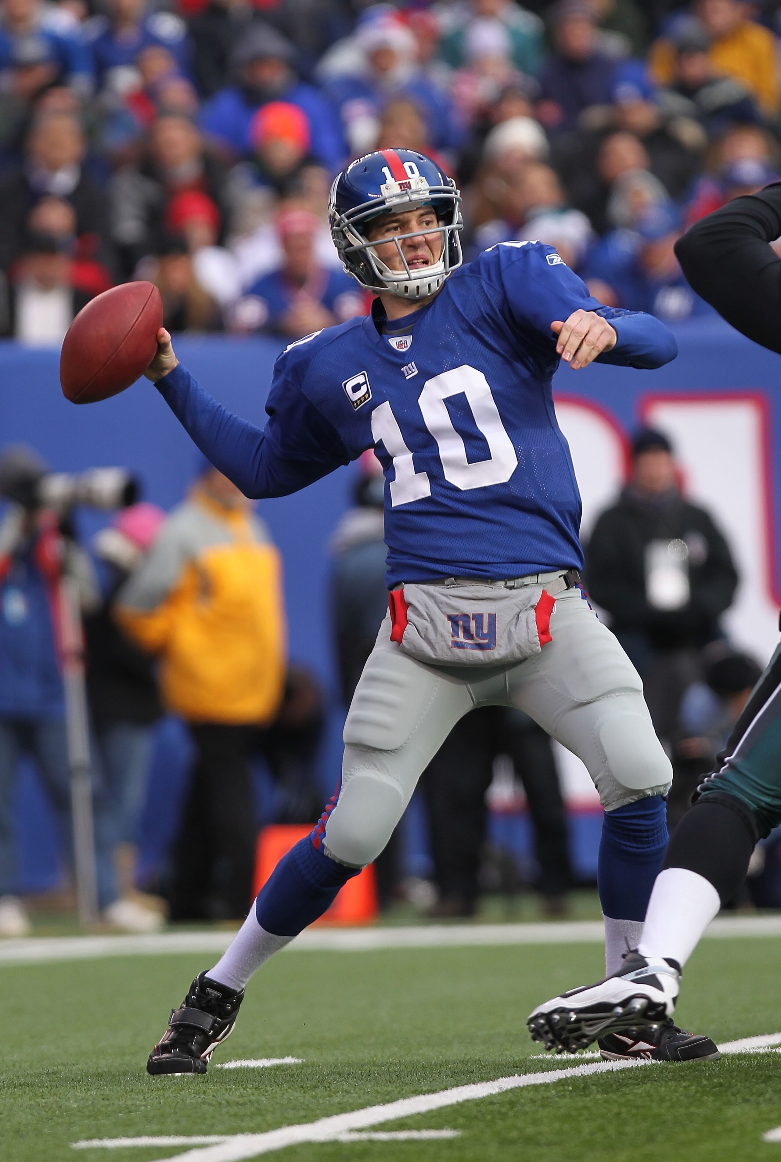 EAST RUTHERFORD, NJ - DECEMBER 19:  Eli Manning #10 of the New York Giants passes against the Philadelphia Eagles at New Meadowlands Stadium on December 19, 2010 in East Rutherford, New Jersey.  (Photo by Nick Laham/Getty Images)