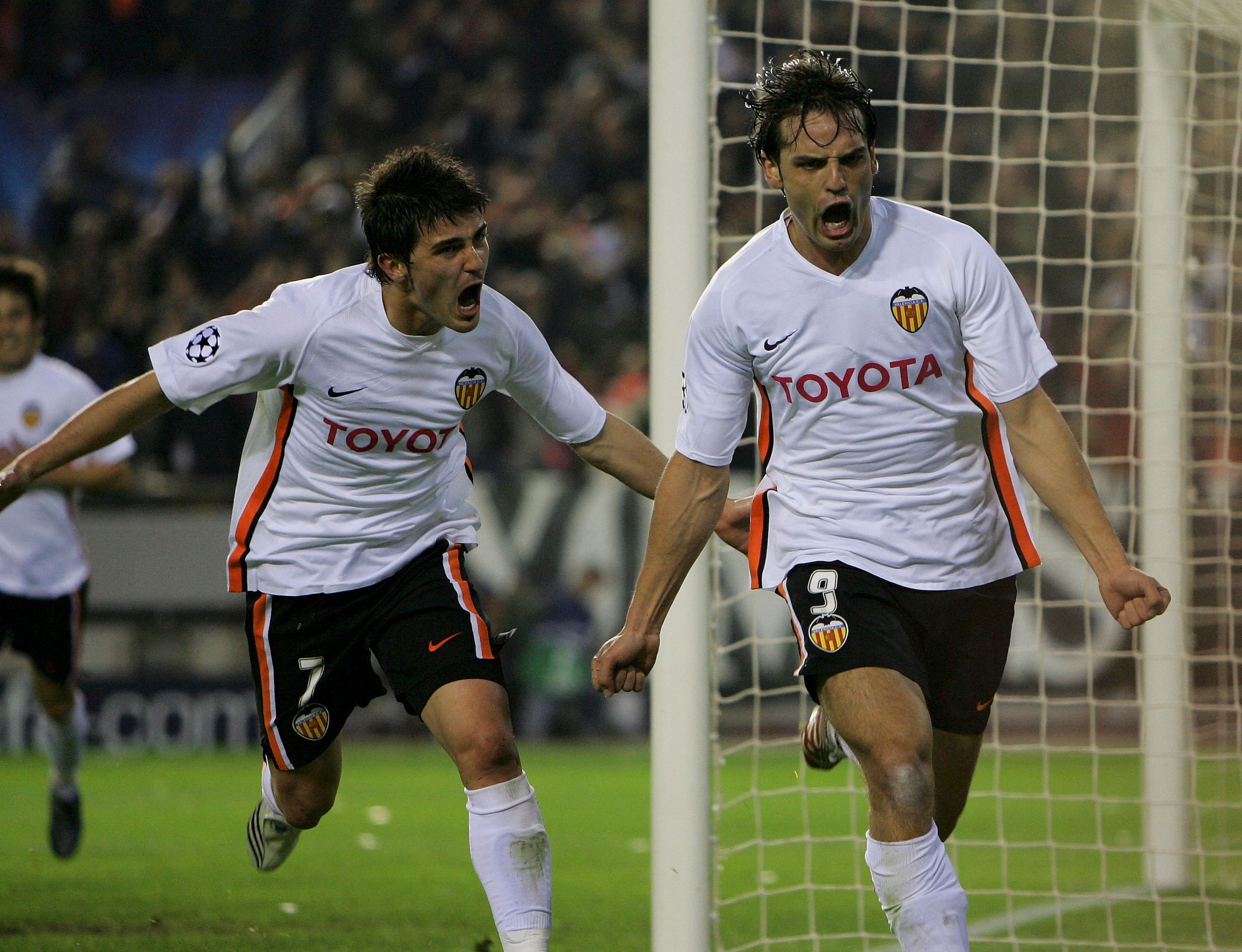 VALENCIA, SPAIN - APRIL 10: Fernando Morientes celebrates scoring the first goal during the UEFA Champions League Quarter Final Second Leg match between Valencia and Chelsea at the Stadium Mestalla on April 10,2007 in Valencia, Spain. (Photo by Stu Fors VALENCIA, SPAIN - APRIL 10: Fernando Morientes celebrates scoring the first goal during the UEFA Champions League Quarter Final Second Leg match between Valencia and Chelsea at the Stadium Mestalla on April 10,2007 in Valencia, Spain. (Photo by Stu Fors