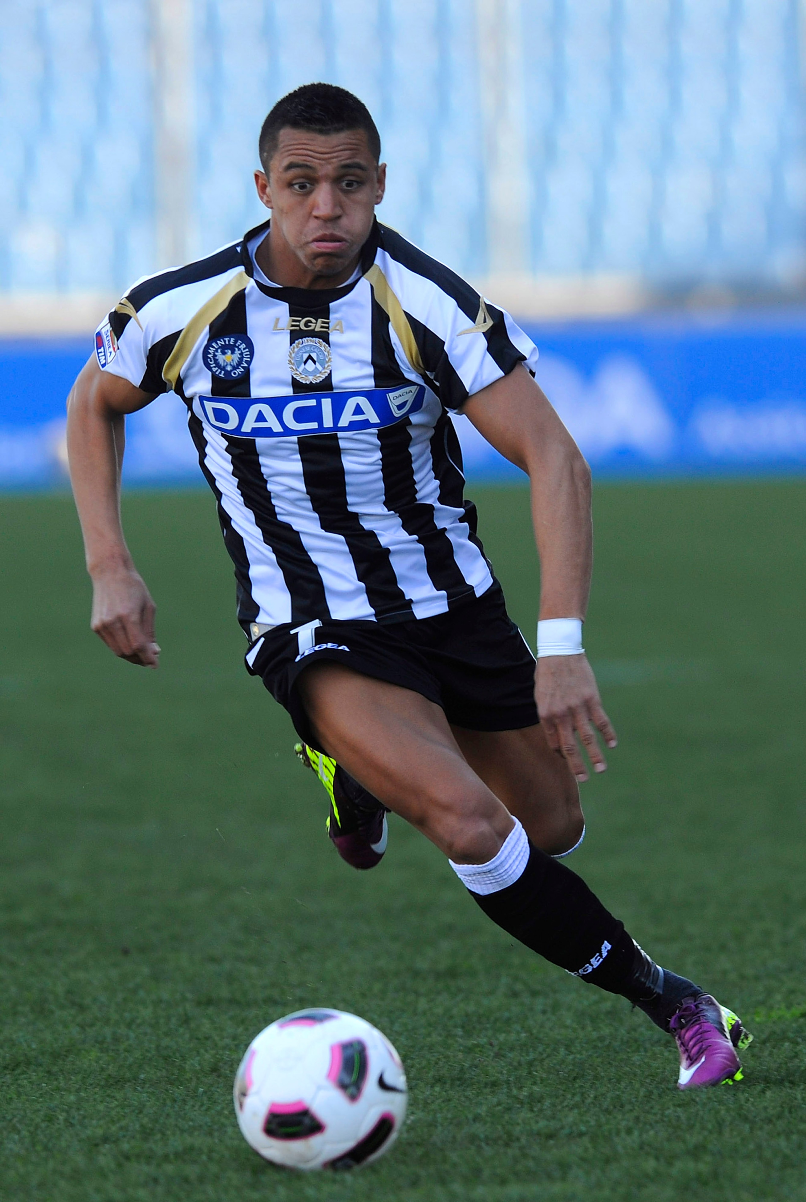 UDINE, ITALY - MARCH 20:  Alexis Sanchez of Udinese in action during the Serie A match between Udinese Calcio and Catania Calcio at Stadio Friuli on March 20, 2011 in Udine, Italy.  (Photo by Dino Panato/Getty Images)