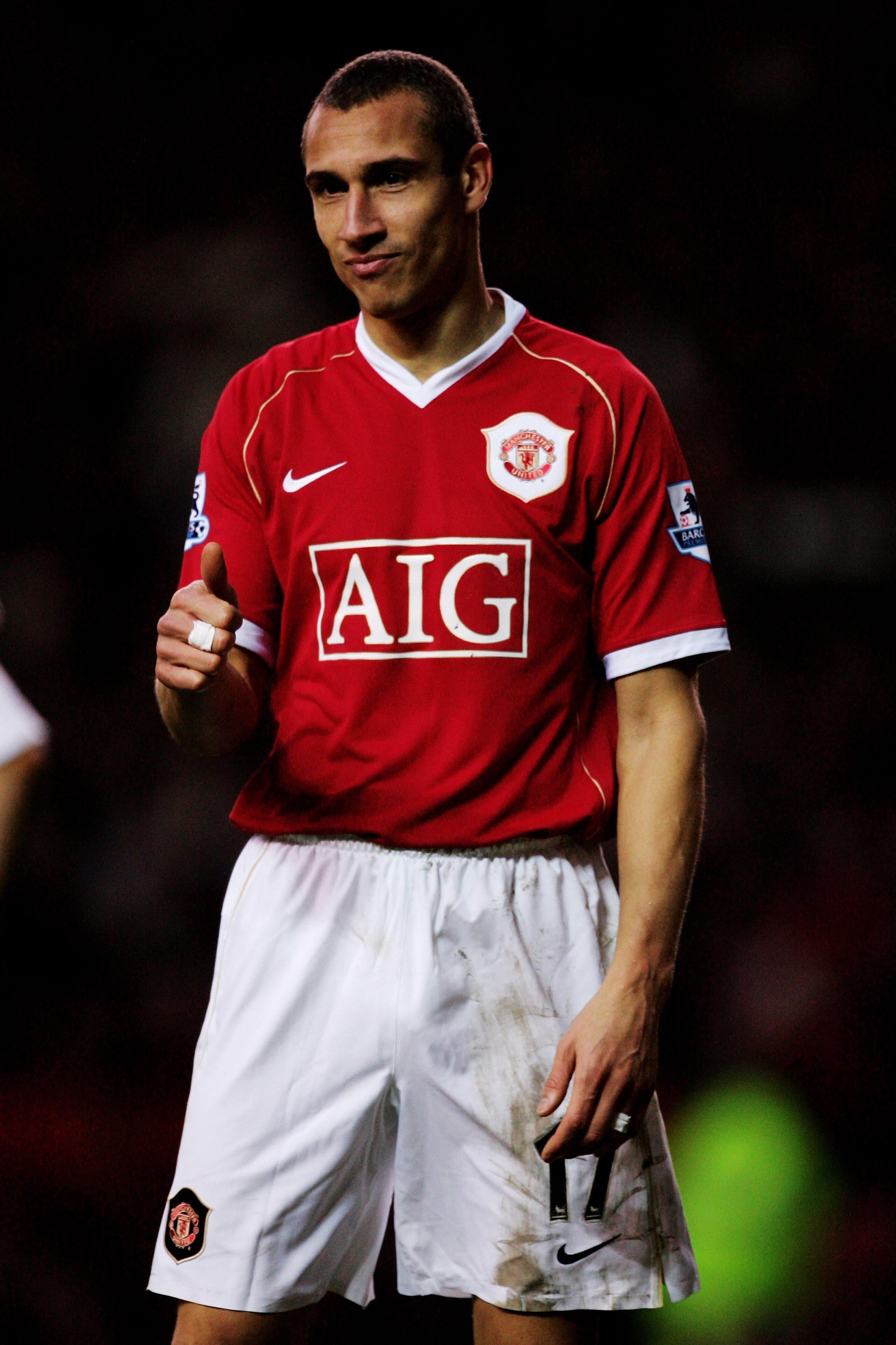 MANCHESTER, UNITED KINGDOM - JANUARY 13: Henrik Larsson of Manchester United gives a thumbs up to a team mate during the Barclays Premiership match between Manchester United and Aston Villa at Old Trafford on January 13, 2007 in Manchester, England. (Ph MANCHESTER, UNITED KINGDOM - JANUARY 13: Henrik Larsson of Manchester United gives a thumbs up to a team mate during the Barclays Premiership match between Manchester United and Aston Villa at Old Trafford on January 13, 2007 in Manchester, England. (Ph
