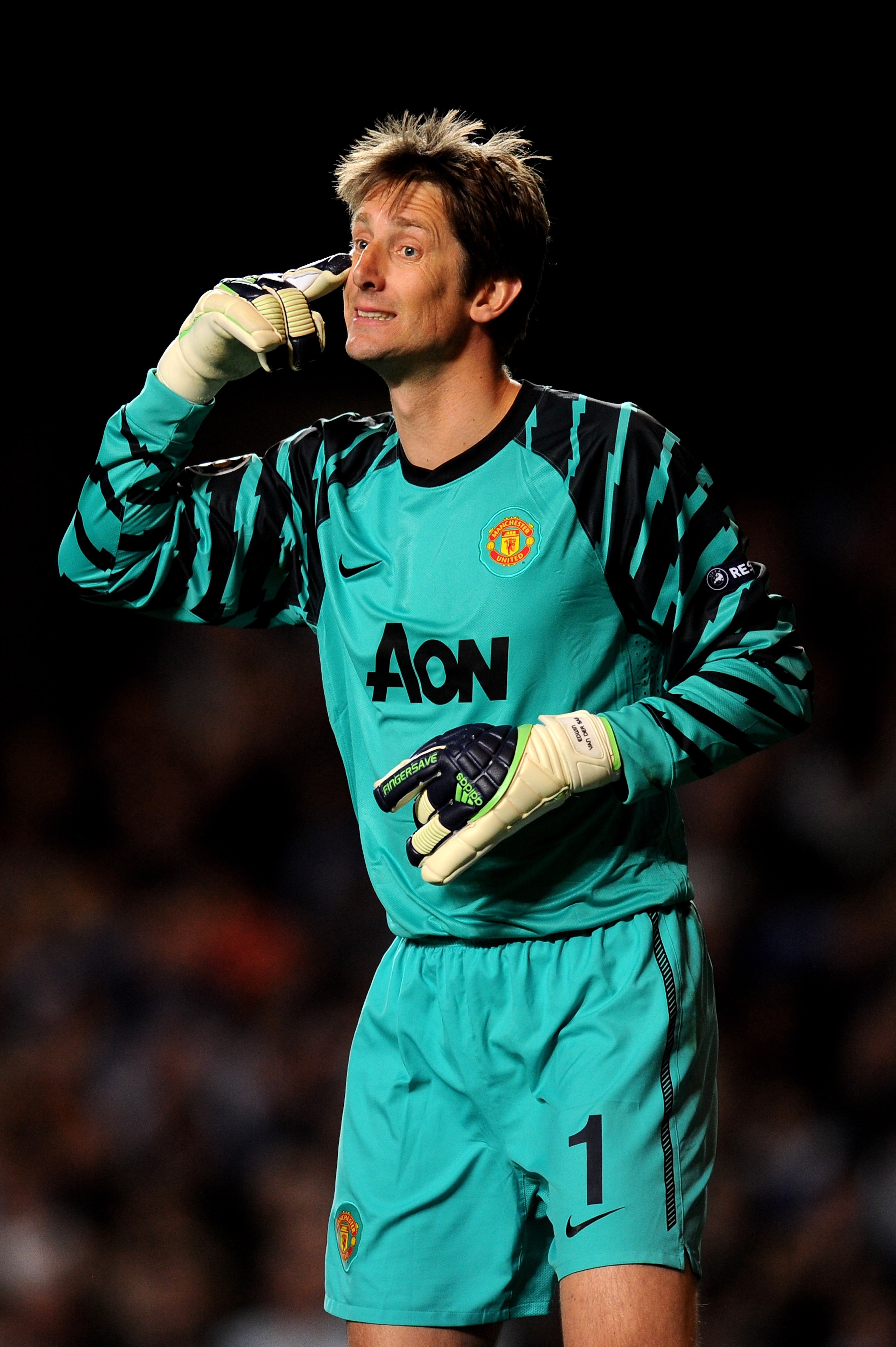 LONDON, ENGLAND - APRIL 06: Goalkeeper Edwin Van Der Sar of Manchester United gestures during the UEFA Champions League quarter final first leg match between Chelsea and Manchester United at Stamford Bridge on April 6, 2011 in London, England. (Photo by LONDON, ENGLAND - APRIL 06: Goalkeeper Edwin Van Der Sar of Manchester United gestures during the UEFA Champions League quarter final first leg match between Chelsea and Manchester United at Stamford Bridge on April 6, 2011 in London, England. (Photo by