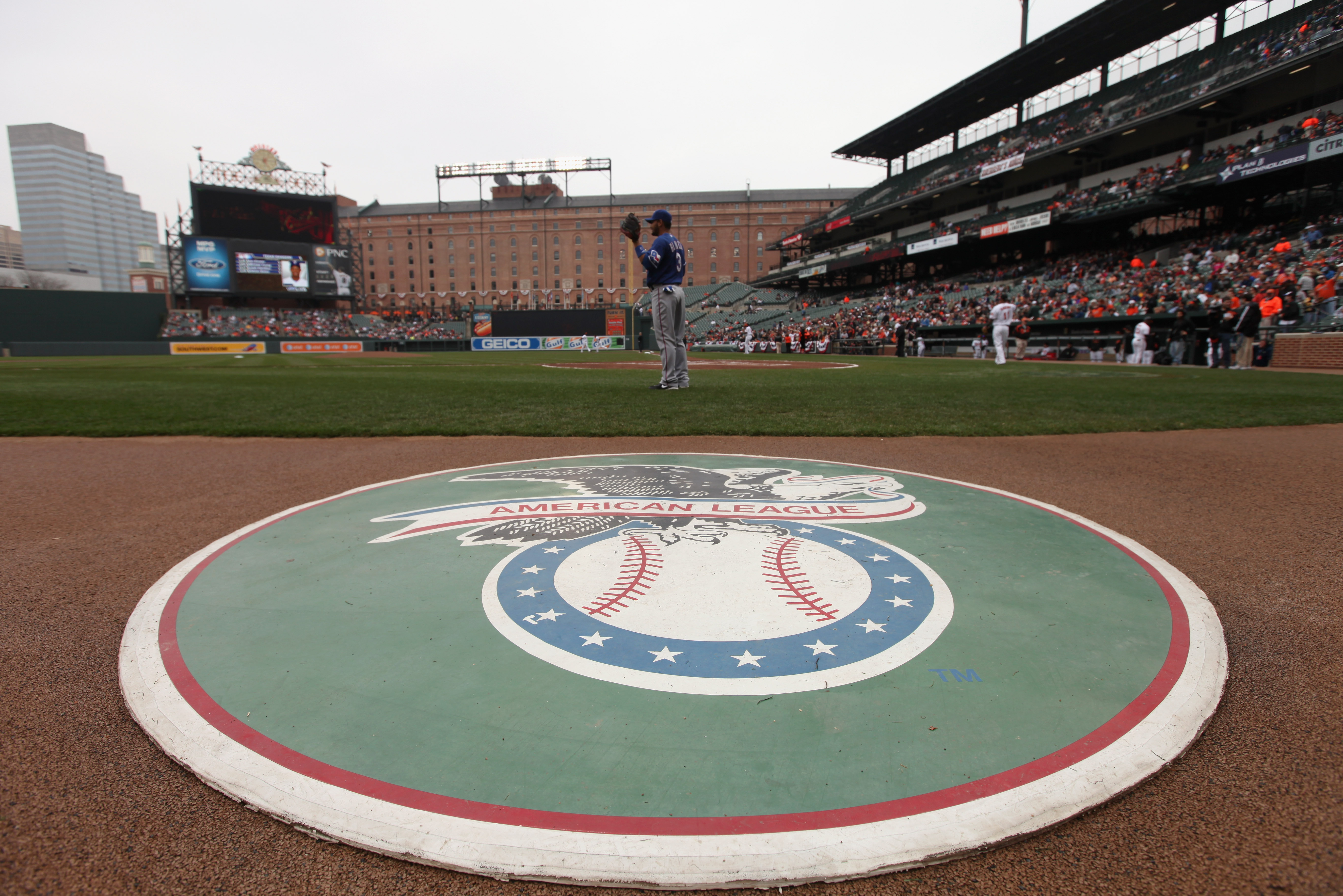 Dodgers take over Yankee Stadium 'roll call', while Giants beat by