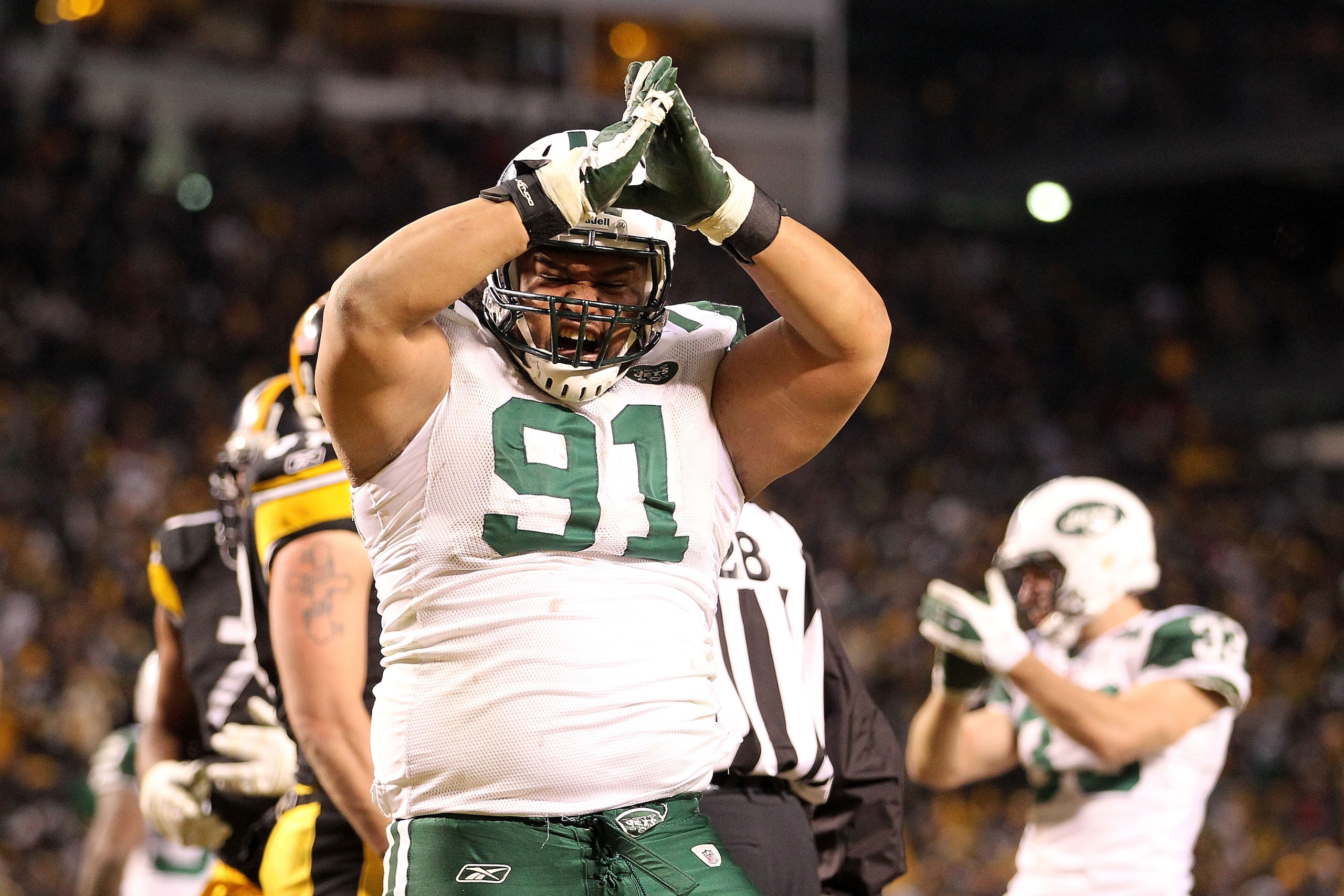 PITTSBURGH, PA - JANUARY 23: Sione Pouha #91 of the New York Jets celebrates after a fourth quarter safety against the Pittsburgh Steelers during the 2011 AFC Championship game at Heinz Field on January 23, 2011 in Pittsburgh, Pennsylvania. (Photo by Ro PITTSBURGH, PA - JANUARY 23: Sione Pouha #91 of the New York Jets celebrates after a fourth quarter safety against the Pittsburgh Steelers during the 2011 AFC Championship game at Heinz Field on January 23, 2011 in Pittsburgh, Pennsylvania. (Photo by Ro