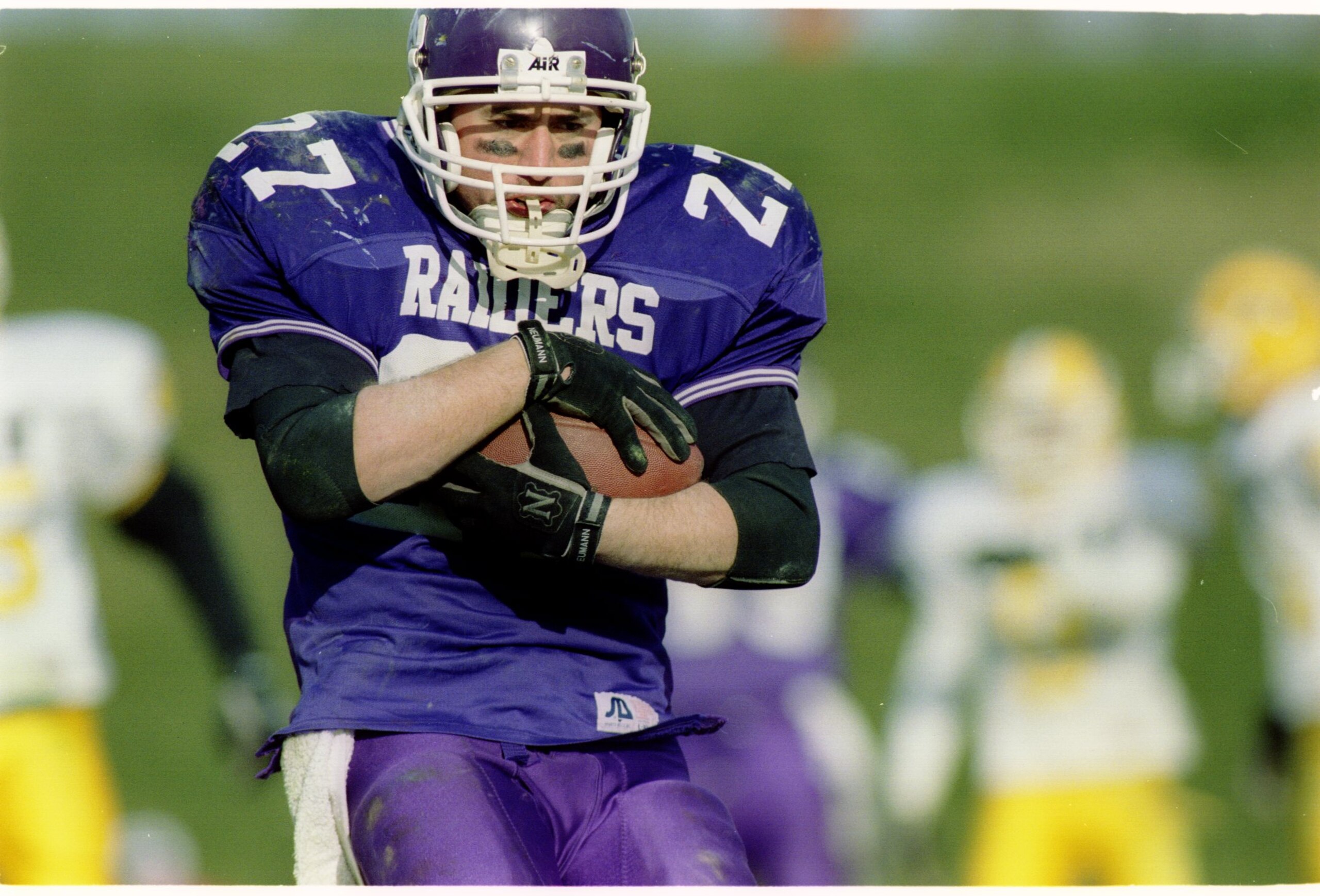 11 DEC 1993: MT. UNION RUNNING BACK JIM GRESKO CRADLES THE BALL DURING A RUN. 11 DEC 1993: MT. UNION RUNNING BACK JIM GRESKO CRADLES THE BALL DURING A RUN.
