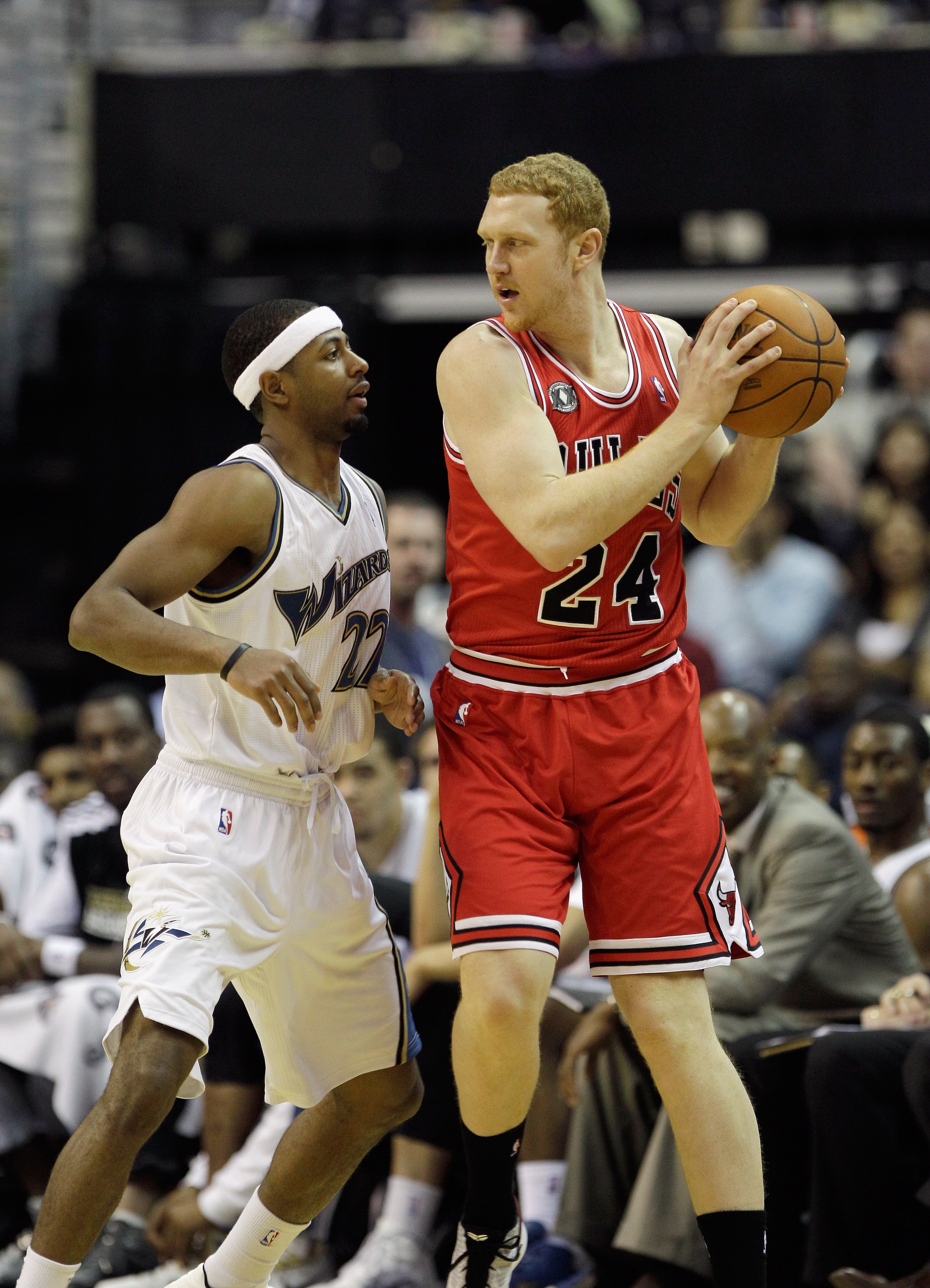 WASHINGTON, DC - FEBRUARY 28: Brian Scalabrine #24 of the Chicago Bulls and Mustafa Shakur #22 of the Washington Wizards at the Verizon Center in Washington on February 28, 2011 in Washington, DC. NOTE TO USER: User expressly acknowledges and agrees that, WASHINGTON, DC - FEBRUARY 28: Brian Scalabrine #24 of the Chicago Bulls and Mustafa Shakur #22 of the Washington Wizards at the Verizon Center in Washington on February 28, 2011 in Washington, DC. NOTE TO USER: User expressly acknowledges and agrees that,