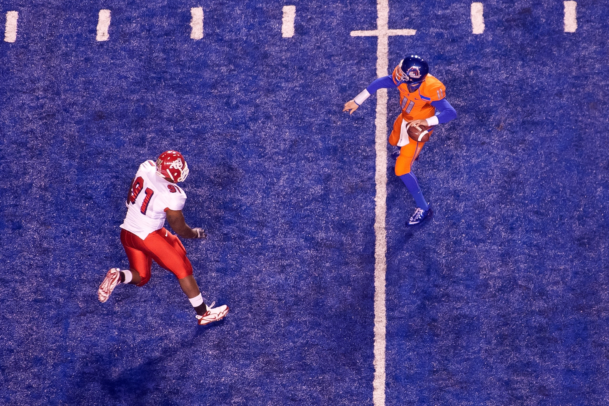 BOISE, ID - NOVEMBER 19: Kellen Moore #11 of the Boise State Broncos throws a long pass over Anthony Williams #91 of the Fresno State Bulldogs at Bronco Stadium on November 19, 2010 in Boise, Idaho. (Photo by Otto Kitsinger III/Getty Images) BOISE, ID - NOVEMBER 19: Kellen Moore #11 of the Boise State Broncos throws a long pass over Anthony Williams #91 of the Fresno State Bulldogs at Bronco Stadium on November 19, 2010 in Boise, Idaho. (Photo by Otto Kitsinger III/Getty Images)