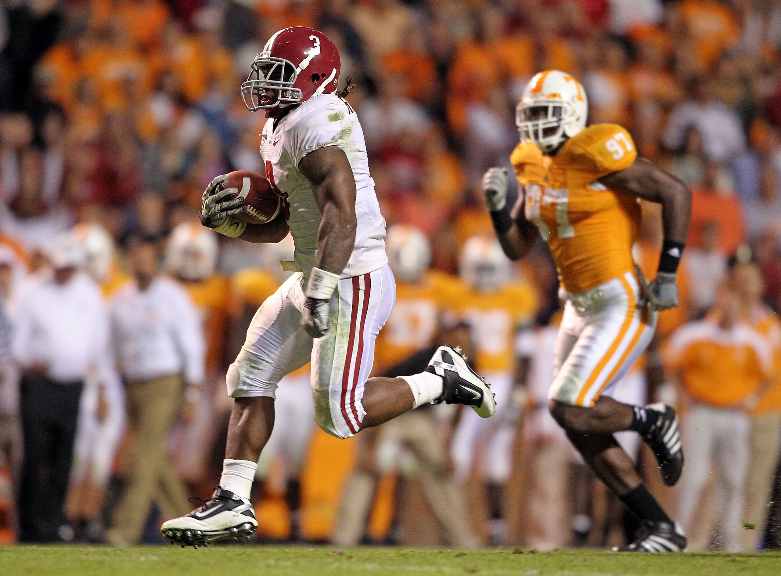 KNOXVILLE, TN - OCTOBER 23:  Trent Richardson #3 of the Alabama Crimson Tide runs for a touchdown during the SEC game against the Tennessee Volunteers at Neyland Stadium on October 23, 2010 in Knoxville, Tennessee.  (Photo by Andy Lyons/Getty Images)