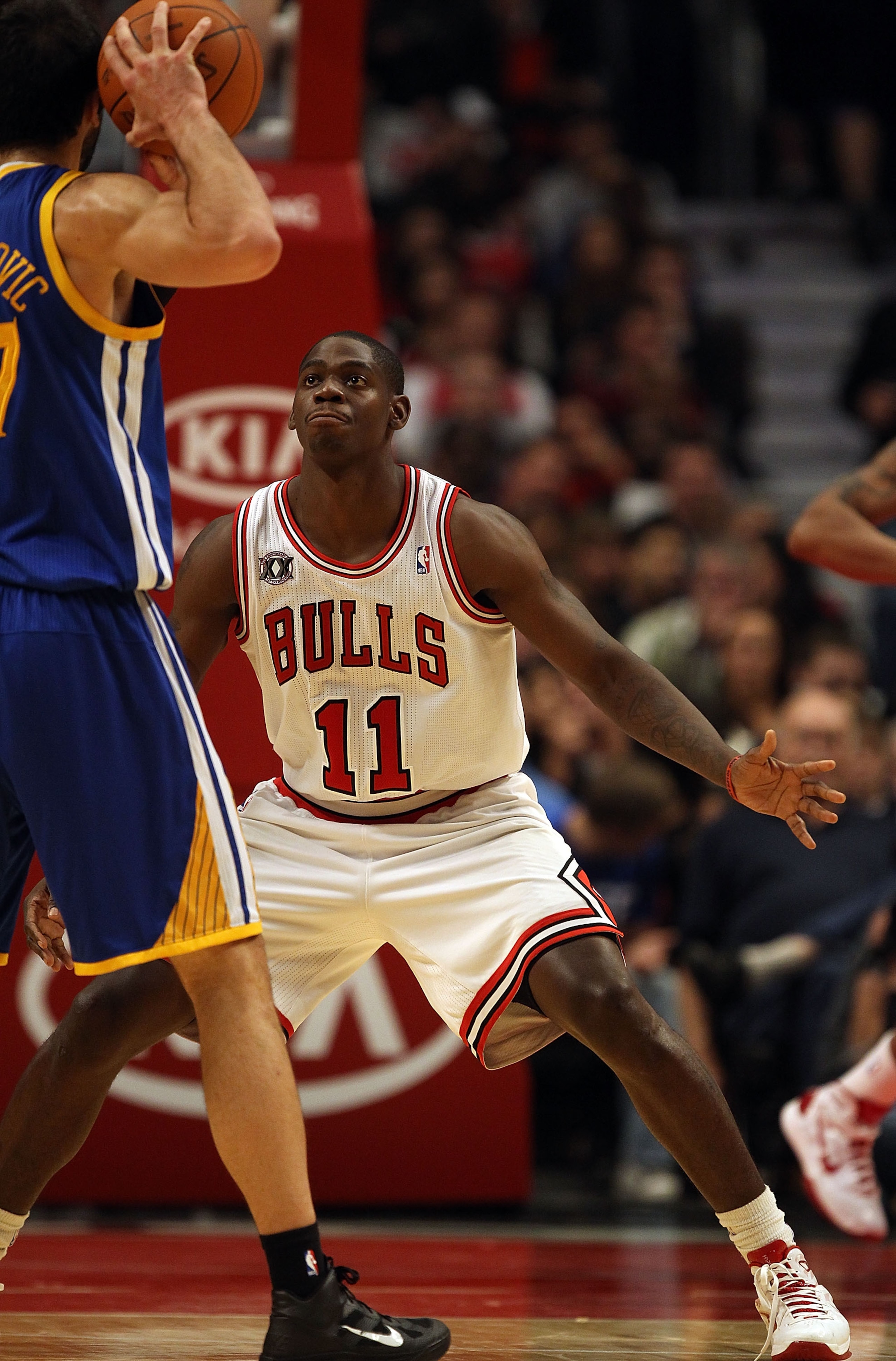 CHICAGO - NOVEMBER 11: Ronnie Brewer #11 of the Chicago Bulls sets to defend against the Golden State Warriors at the United Center on November 11, 2010 in Chicago, Illinois. The Bulls defeated the Warriors 120-90. NOTE TO USER: User expressly acknowledge