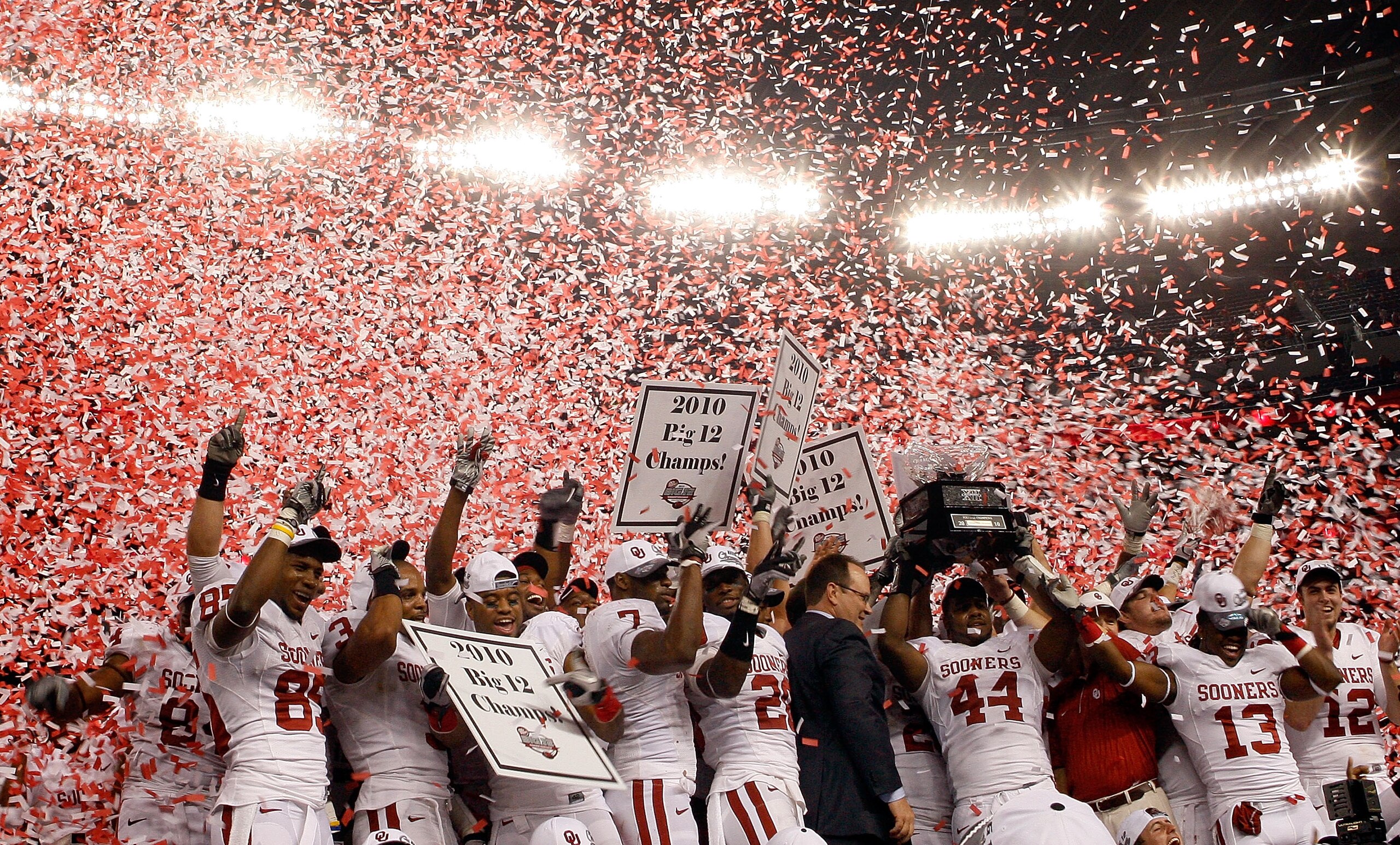 ARLINGTON, TX - DECEMBER 04:  The Oklahoma Sooners celebrate a 23-20 win against the Nebraska Cornhuskers during the Big 12 Championship at Cowboys Stadium on December 4, 2010 in Arlington, Texas.  (Photo by Ronald Martinez/Getty Images)