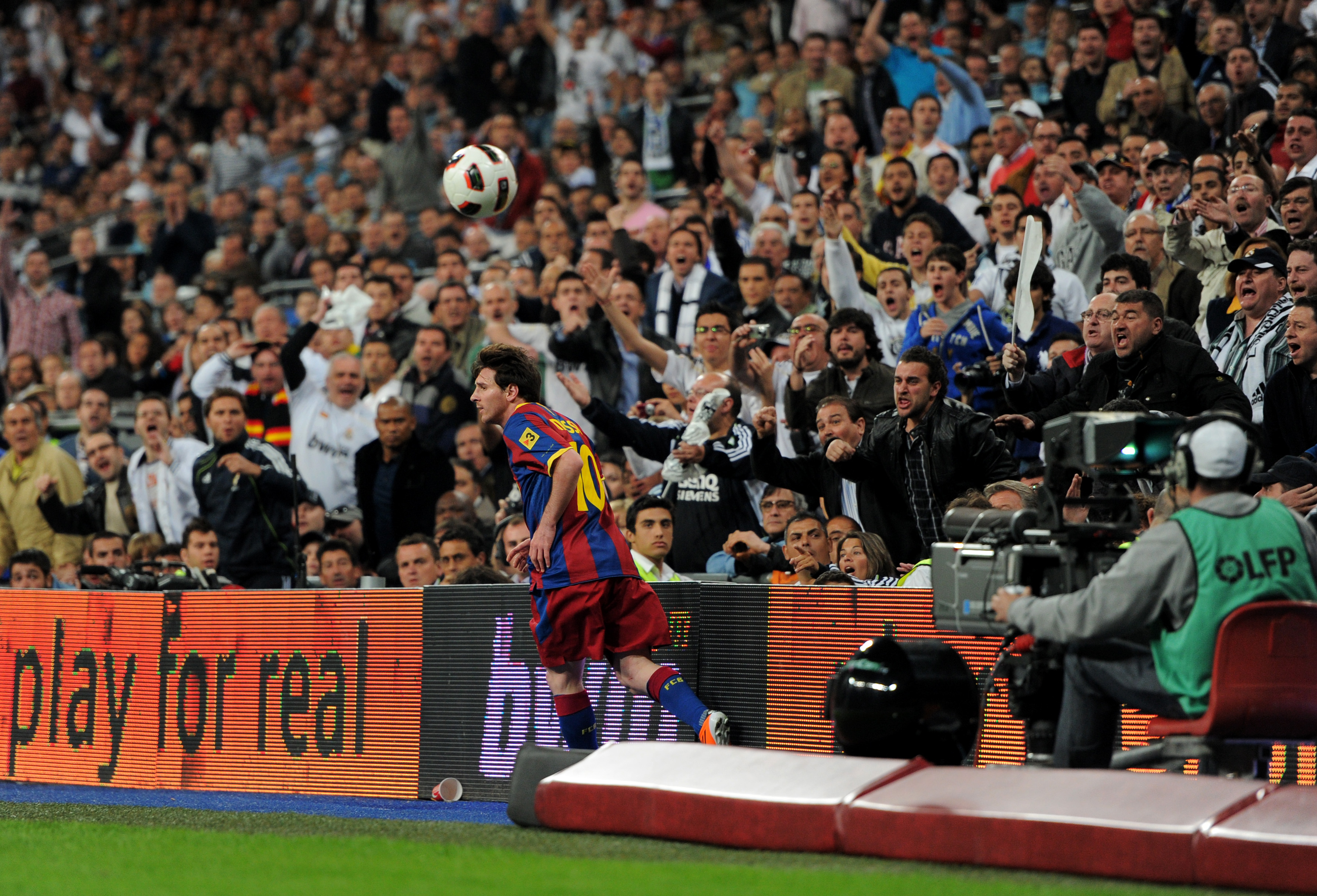 MADRID, SPAIN - APRIL 16:  Real Madrid fans react against Lionel Messi of Barcelona during the la Liga match between Real Madrid and Barcelona at Estadio Santiago Bernabeu on April 16, 2011 in Madrid, Spain.  (Photo by Jasper Juinen/Getty Images)