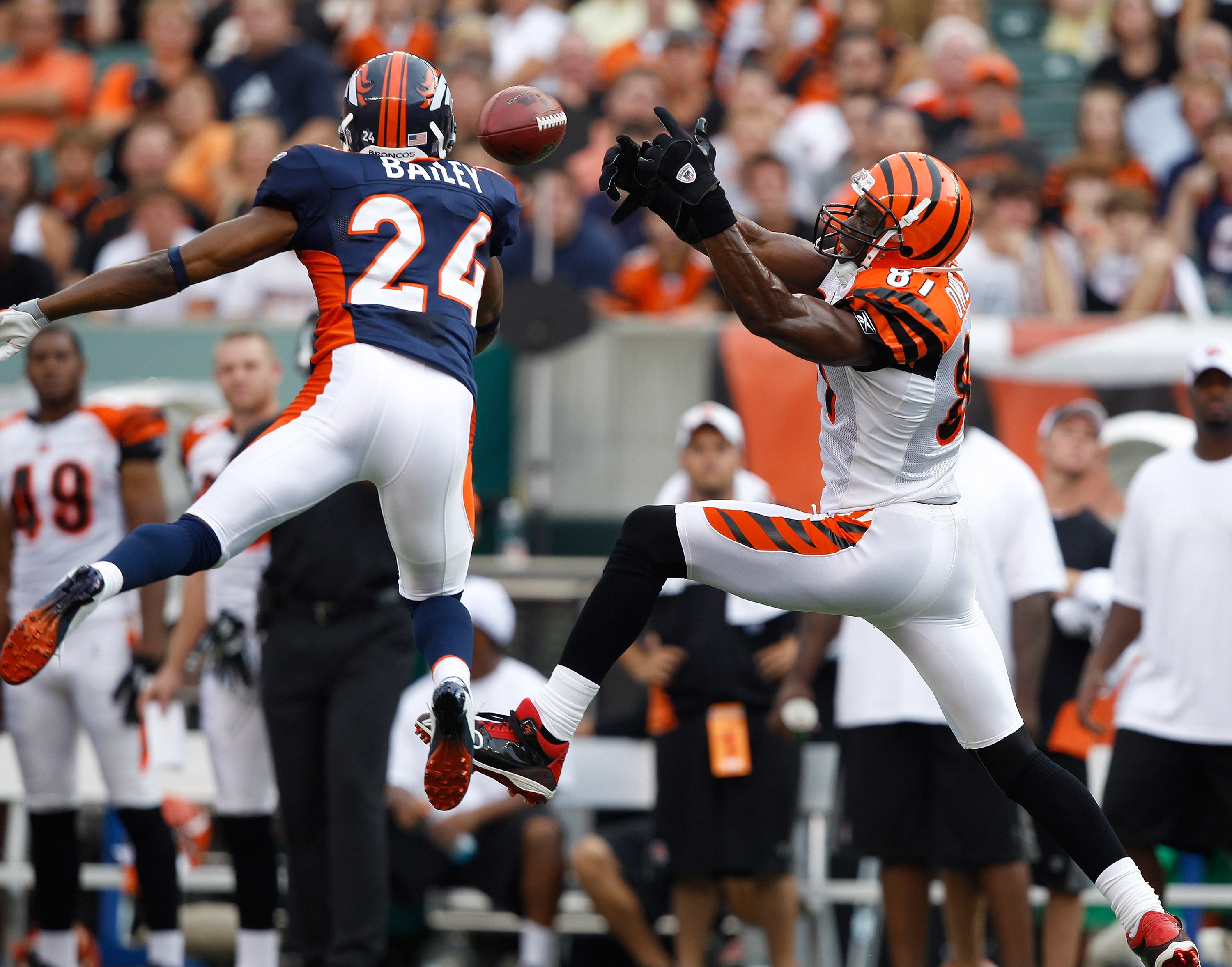 Russell Wilson of the Denver Broncos slides in front of L'Jarius  Fotografía de noticias - Getty Images