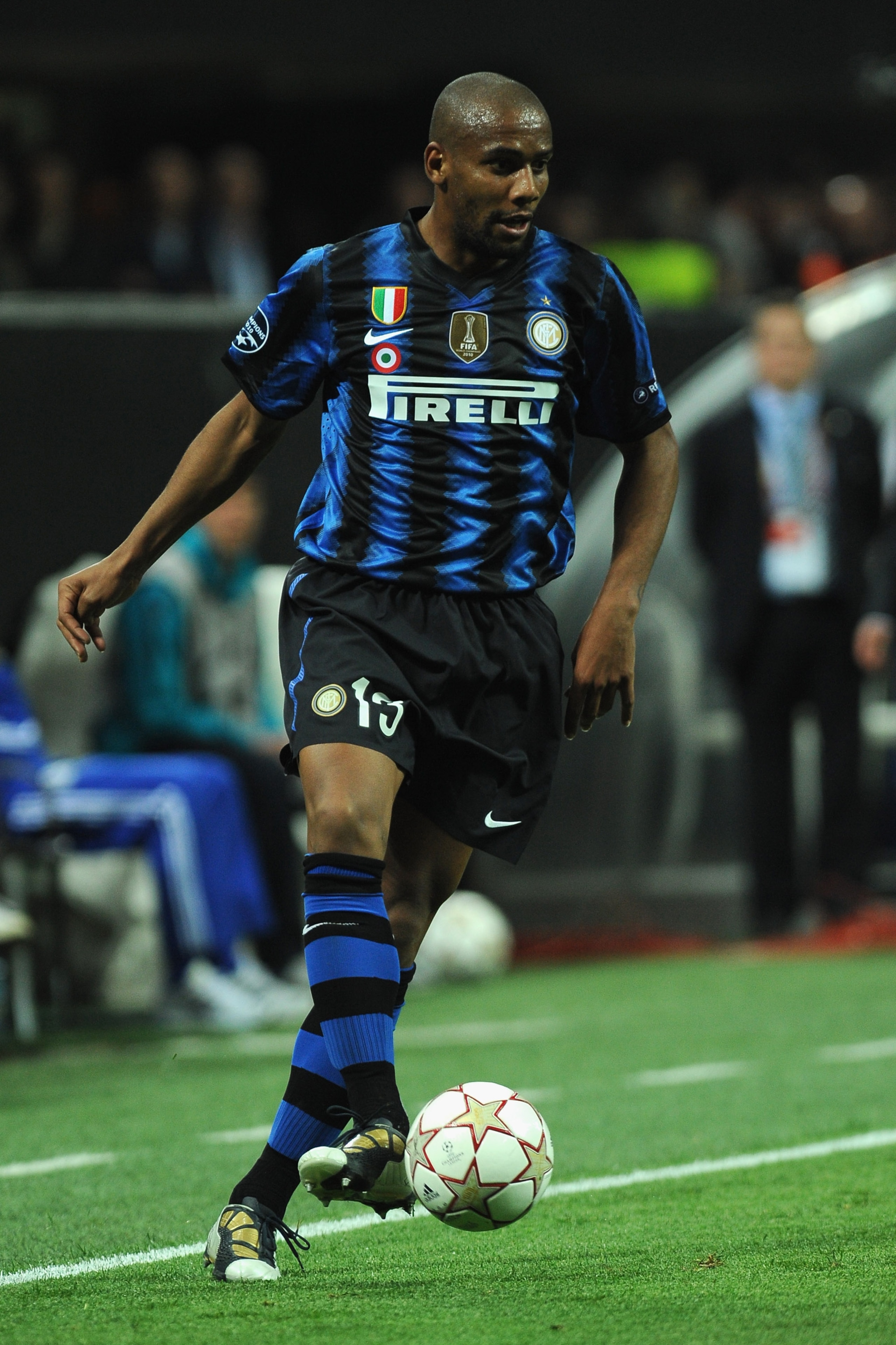 MILAN, ITALY - APRIL 05: Douglas Maicon of FC Internazionale Milano runs with the ball during the UEFA Champions League Quarter Final match between FC Internazionale Milano and Schalke 04 at San Siro Stadium on April 5, 2011 in Milan, Italy. (Photo by V MILAN, ITALY - APRIL 05: Douglas Maicon of FC Internazionale Milano runs with the ball during the UEFA Champions League Quarter Final match between FC Internazionale Milano and Schalke 04 at San Siro Stadium on April 5, 2011 in Milan, Italy. (Photo by V