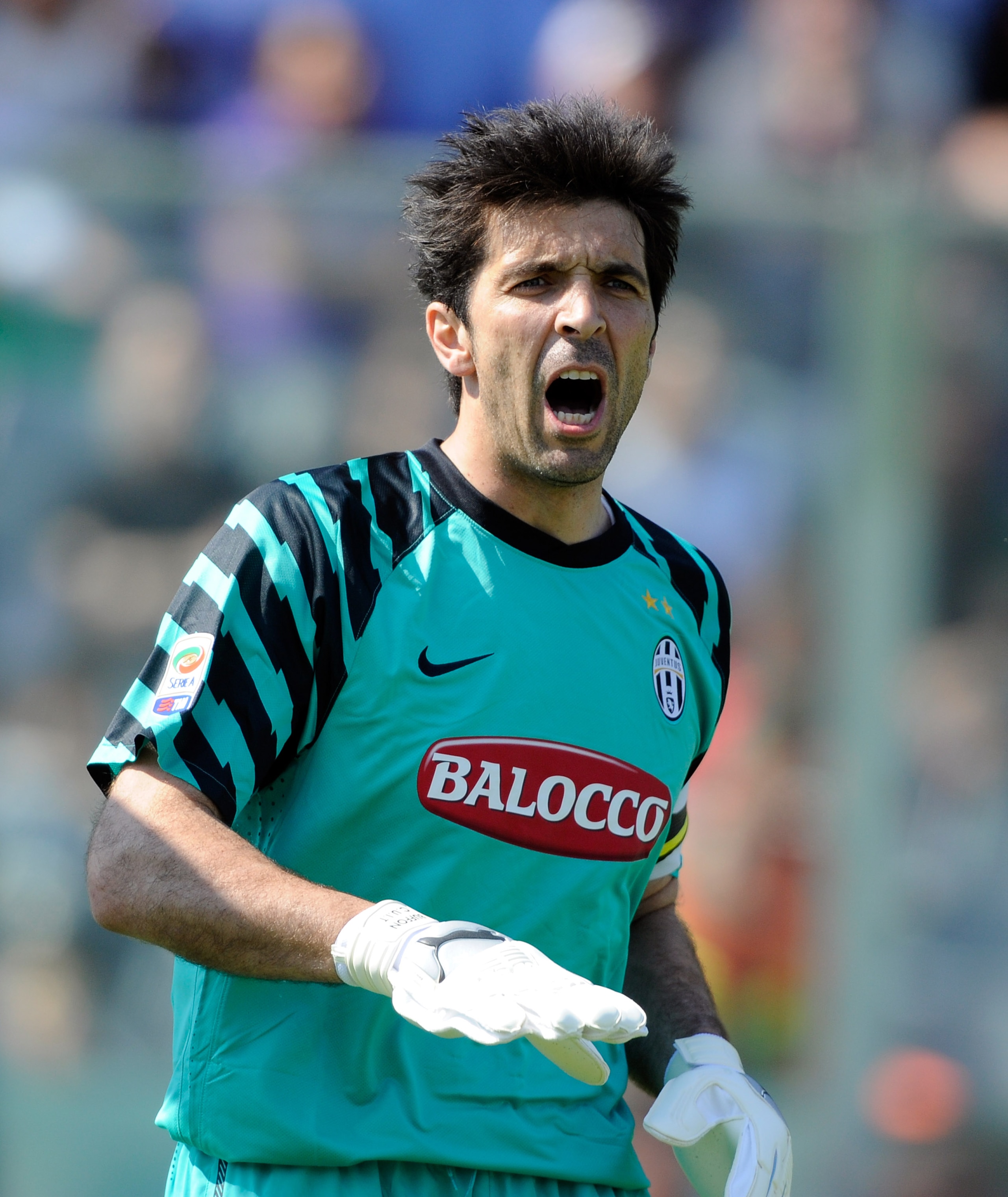FLORENCE, ITALY - APRIL 17: Gianluigi Buffon of Juventus FC in action during the Serie A match between ACF Fiorentina and Juventus FC at Stadio Artemio Franchi on April 17, 2011 in Florence, Italy. (Photo by Claudio Villa/Getty Images) FLORENCE, ITALY - APRIL 17: Gianluigi Buffon of Juventus FC in action during the Serie A match between ACF Fiorentina and Juventus FC at Stadio Artemio Franchi on April 17, 2011 in Florence, Italy. (Photo by Claudio Villa/Getty Images)