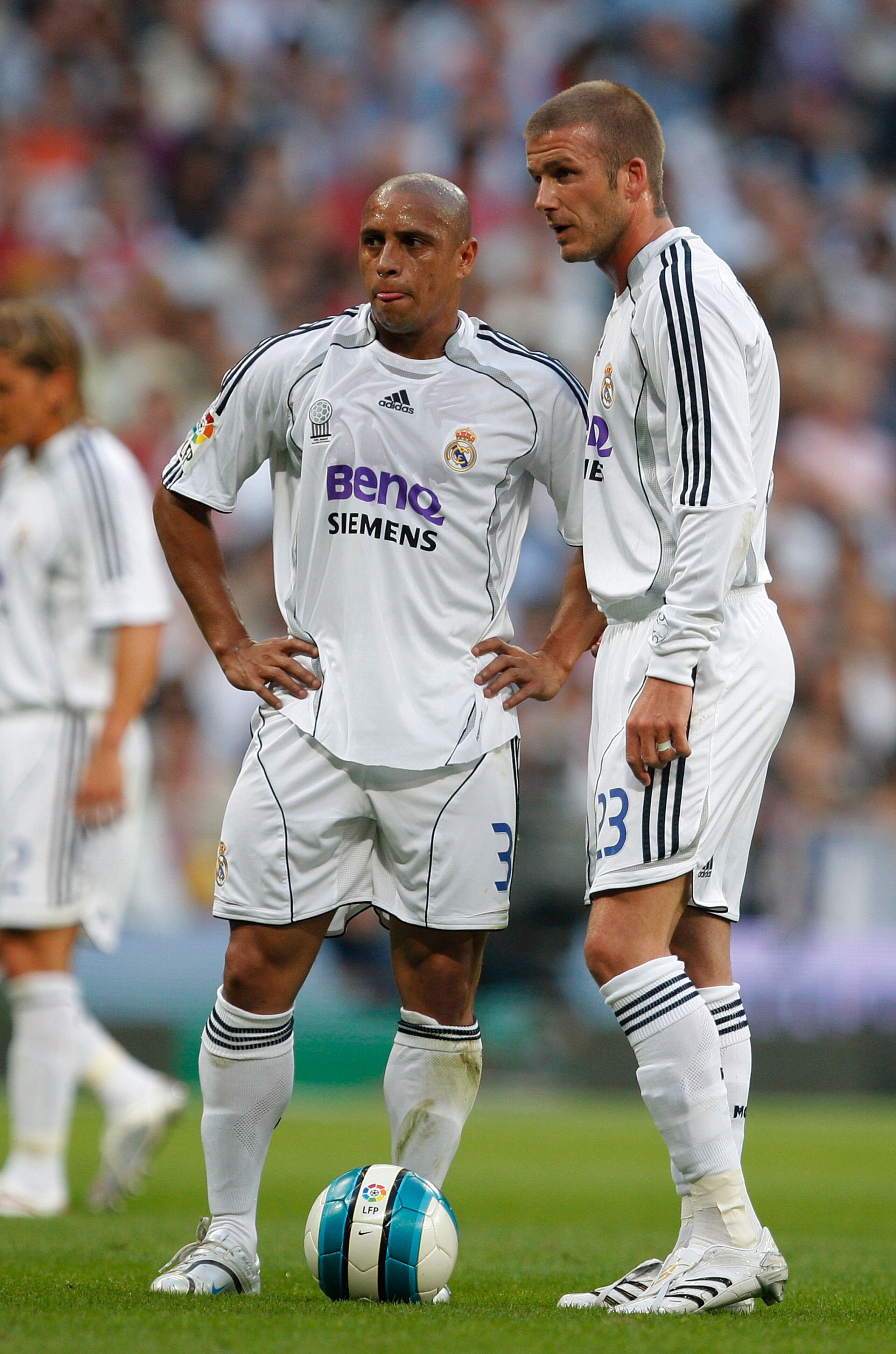 MADRID, SPAIN - JUNE 17: David Beckham (R) and Roberto Carlos of Real Madrid line up a free kick during the Primera Liga match between Real Madrid and Mallorca at the Santiago Bernabeu stadium on June 17, 2007 in Madrid, Spain. (Photo by Denis Doyle/Get MADRID, SPAIN - JUNE 17: David Beckham (R) and Roberto Carlos of Real Madrid line up a free kick during the Primera Liga match between Real Madrid and Mallorca at the Santiago Bernabeu stadium on June 17, 2007 in Madrid, Spain. (Photo by Denis Doyle/Get