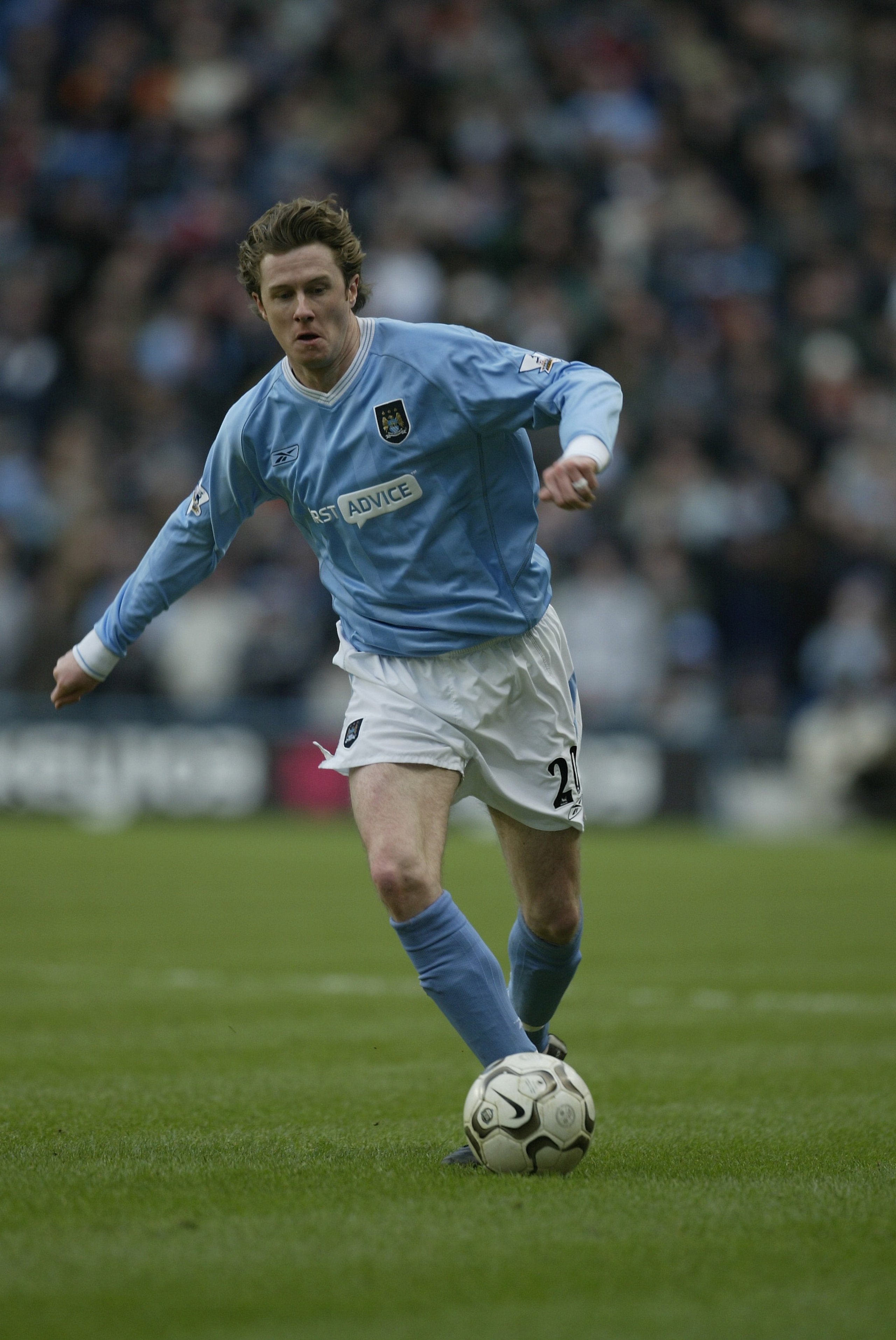 MANCHESTER, ENGLAND - FEBRUARY 8: Steve McManaman of Manchester City during the FA Barclaycard Premiership match between Manchester City and Birmingham City at The City of Manchester Stadium on February 8, 2004 in Manchester, England. (Photo by Alex Liv MANCHESTER, ENGLAND - FEBRUARY 8: Steve McManaman of Manchester City during the FA Barclaycard Premiership match between Manchester City and Birmingham City at The City of Manchester Stadium on February 8, 2004 in Manchester, England. (Photo by Alex Liv