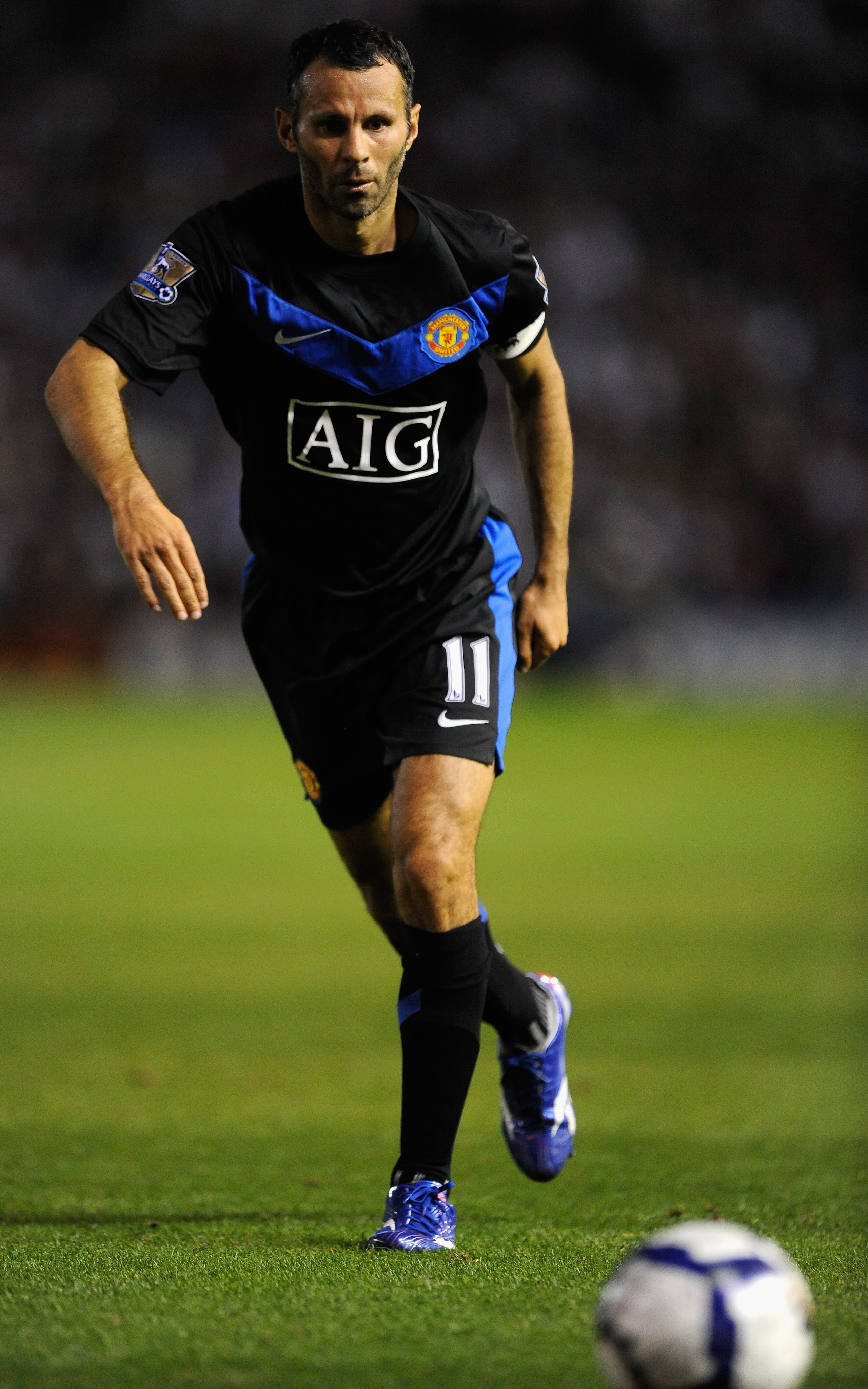 BURNLEY, ENGLAND - AUGUST 19: Ryan Giggs of Manchester United in action during the Barclays Premier League match between burnley and Manchester United at Turf Moor on August 19, 2009 in Burnley, England. (Photo by Laurence Griffiths/Getty Images) BURNLEY, ENGLAND - AUGUST 19: Ryan Giggs of Manchester United in action during the Barclays Premier League match between burnley and Manchester United at Turf Moor on August 19, 2009 in Burnley, England. (Photo by Laurence Griffiths/Getty Images)