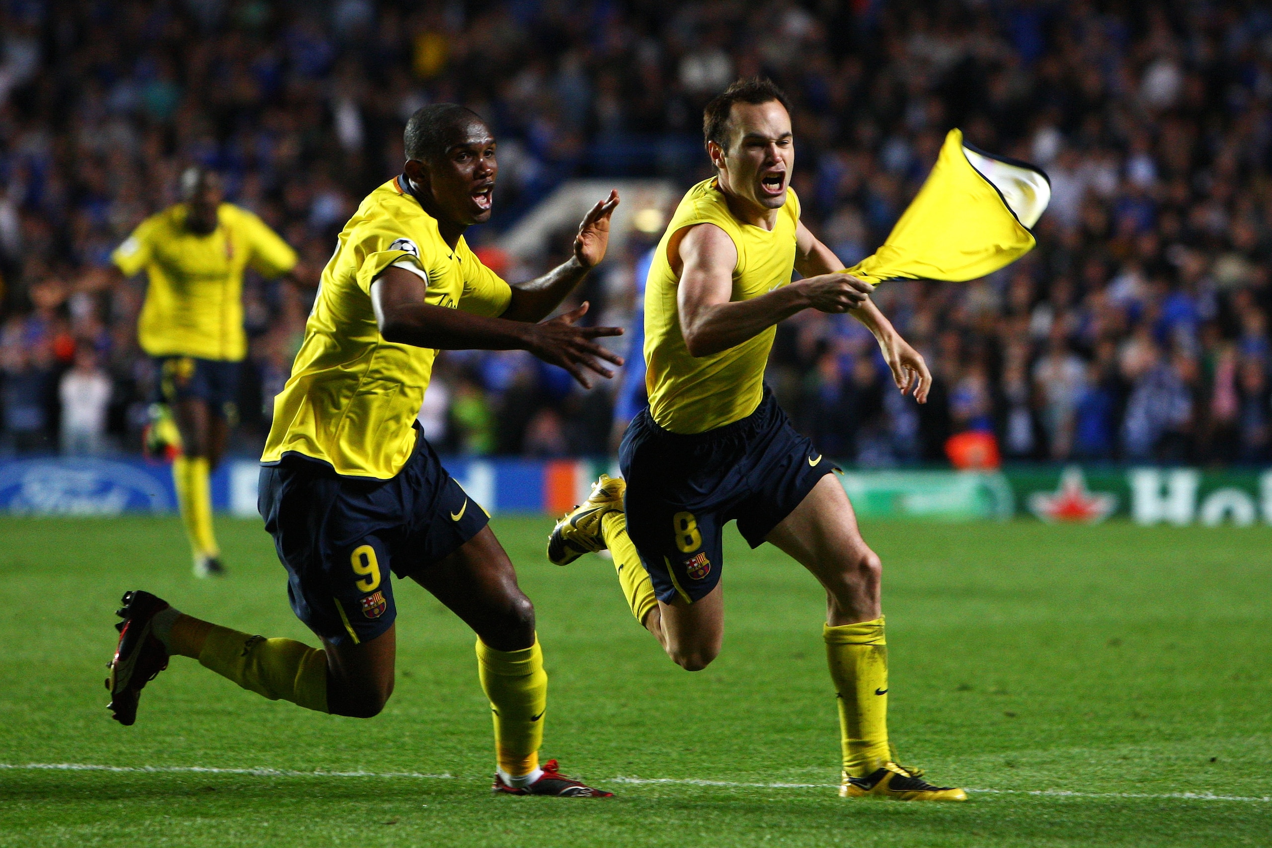 LONDON, ENGLAND - MAY 06:  Andres Iniesta (R) of Barcelona celebrates scoring in the final minutes during the UEFA Champions League Semi Final Second Leg match between Chelsea and Barcelona at Stamford Bridge on May 6, 2009 in London, England.  (Photo by