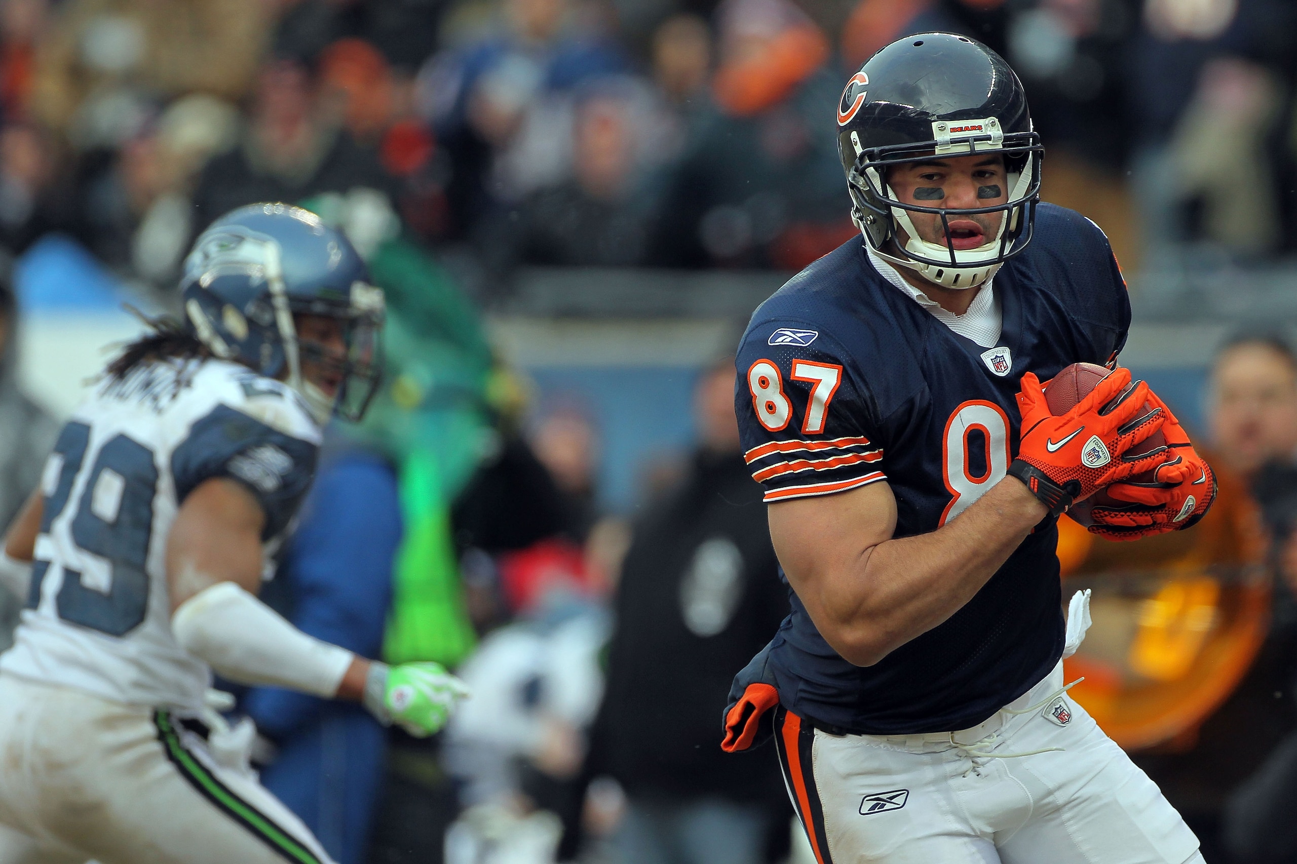 CHICAGO, IL - JANUARY 16:  Tight end Kellen Davis #87 of the Chicago Bears catches a 39-yard touchdown in the fourth quarter against the Seattle Seahawks in the 2011 NFC divisional playoff game at Soldier Field on January 16, 2011 in Chicago, Illinois.  (