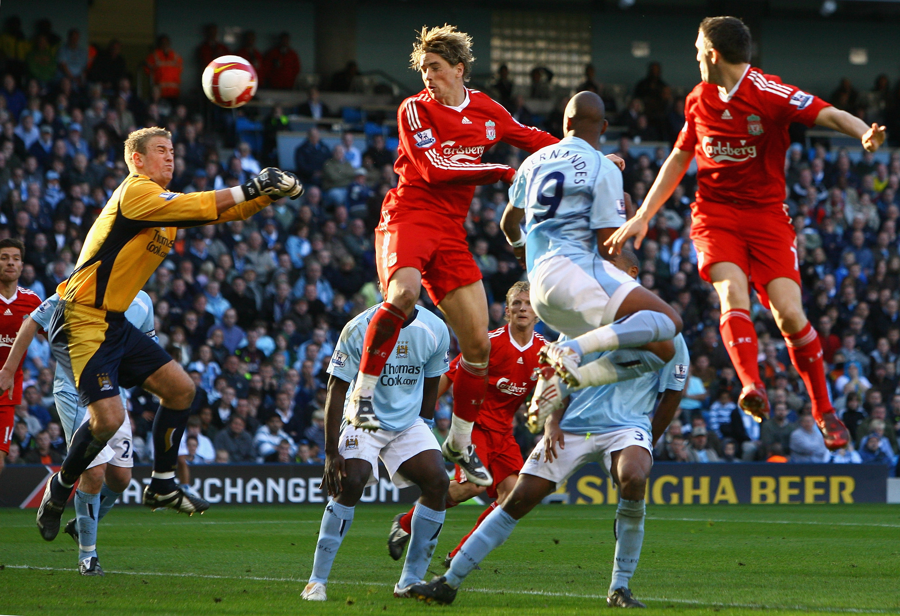 MANCHESTER, UNITED KINGDOM - OCTOBER 05:  Fernando Torres of Liverpool scores his team's second goal during the Barclays Premier League match between Manchester City and Liverpool at The City of Manchester Stadium on October 5, 2008 in Manchester, England