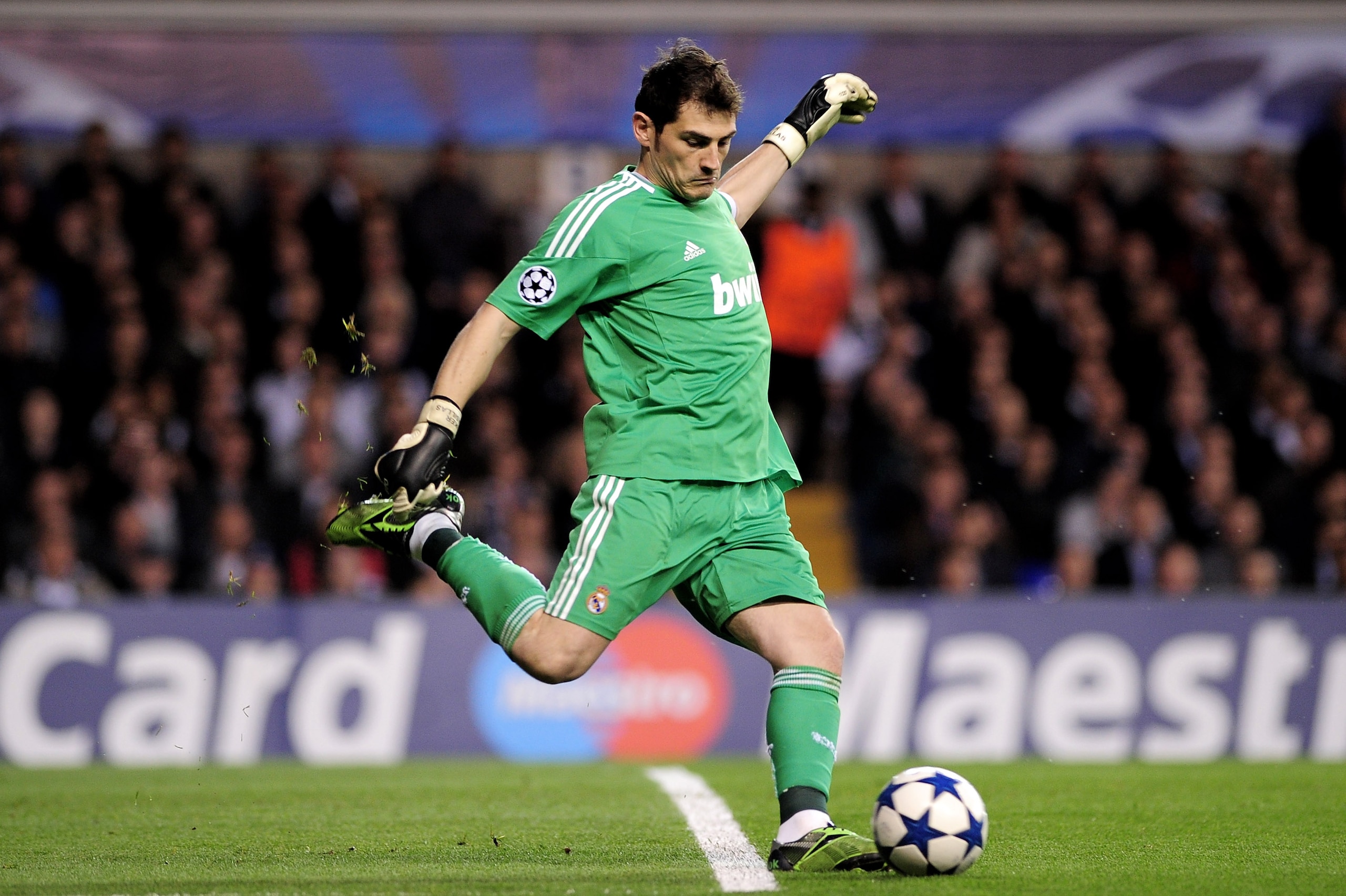 LONDON, ENGLAND - APRIL 13: Iker Casillas of Real Madrid kicks the ball during the UEFA Champions League quarter final second leg match between Tottenham Hotspur and Real Madrid at White Hart Lane on April 13, 2011 in London, England. (Photo by Shaun Bo LONDON, ENGLAND - APRIL 13: Iker Casillas of Real Madrid kicks the ball during the UEFA Champions League quarter final second leg match between Tottenham Hotspur and Real Madrid at White Hart Lane on April 13, 2011 in London, England. (Photo by Shaun Bo