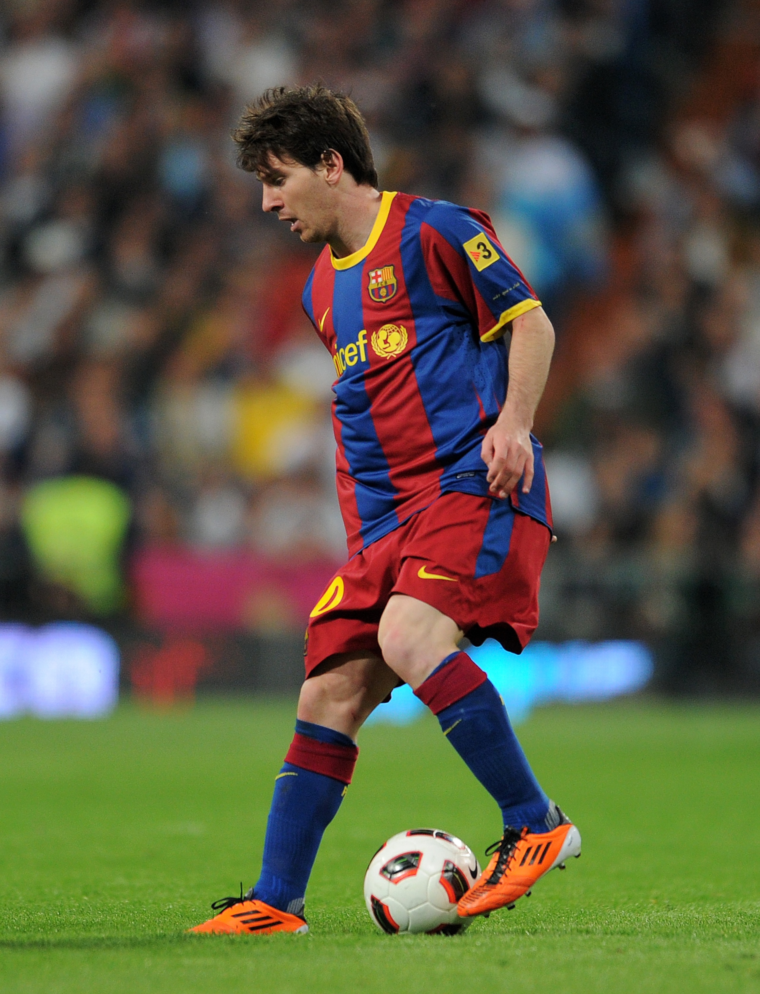 MADRID, SPAIN - APRIL 16: Lionel Messi of Barcelona controls the ball during the la Liga match between Real Madrid and Barcelona at Estadio Santiago Bernabeu on April 16, 2011 in Madrid, Spain. (Photo by Jasper Juinen/Getty Images) MADRID, SPAIN - APRIL 16: Lionel Messi of Barcelona controls the ball during the la Liga match between Real Madrid and Barcelona at Estadio Santiago Bernabeu on April 16, 2011 in Madrid, Spain. (Photo by Jasper Juinen/Getty Images)