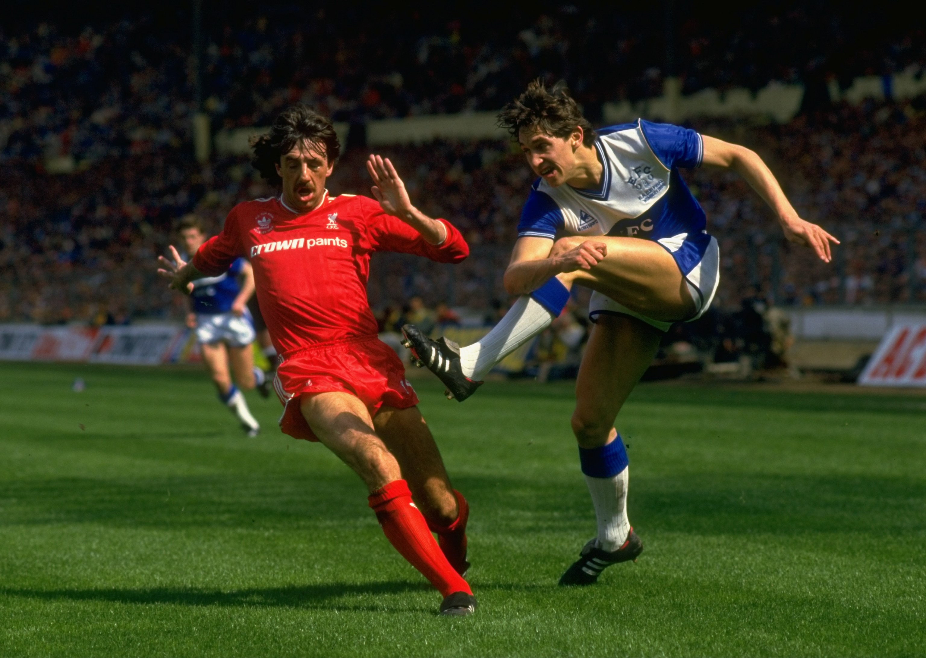 10 May 1986:  Gary Lineker of Everton shoots past Mark Lawrenson during the FA Cup Final at Wembley Stadium in London. Liverpool won the match 3-1. \ Mandatory Credit: David Cannon /Allsport