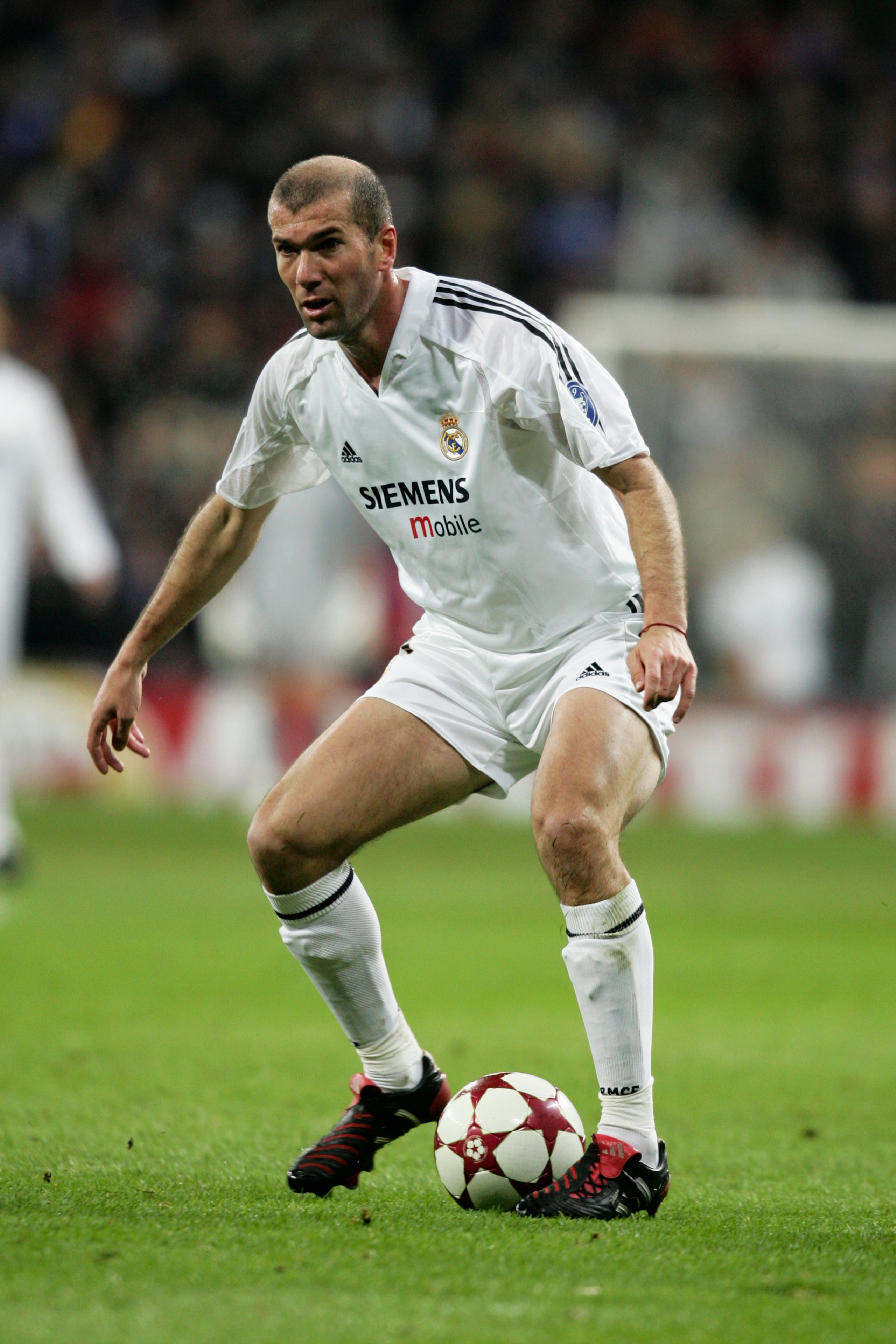 MADRID, SPAIN - FEBRUARY 22: Zinedine Zidane of Real Madrid in action during the UEFA Champions League match between Real Madrid and Juventus at The Bernabeu Stadium on February 22, 2005 in Madrid, Spain. (Photo by Ross Kinnaird/Getty Images) MADRID, SPAIN - FEBRUARY 22: Zinedine Zidane of Real Madrid in action during the UEFA Champions League match between Real Madrid and Juventus at The Bernabeu Stadium on February 22, 2005 in Madrid, Spain. (Photo by Ross Kinnaird/Getty Images)