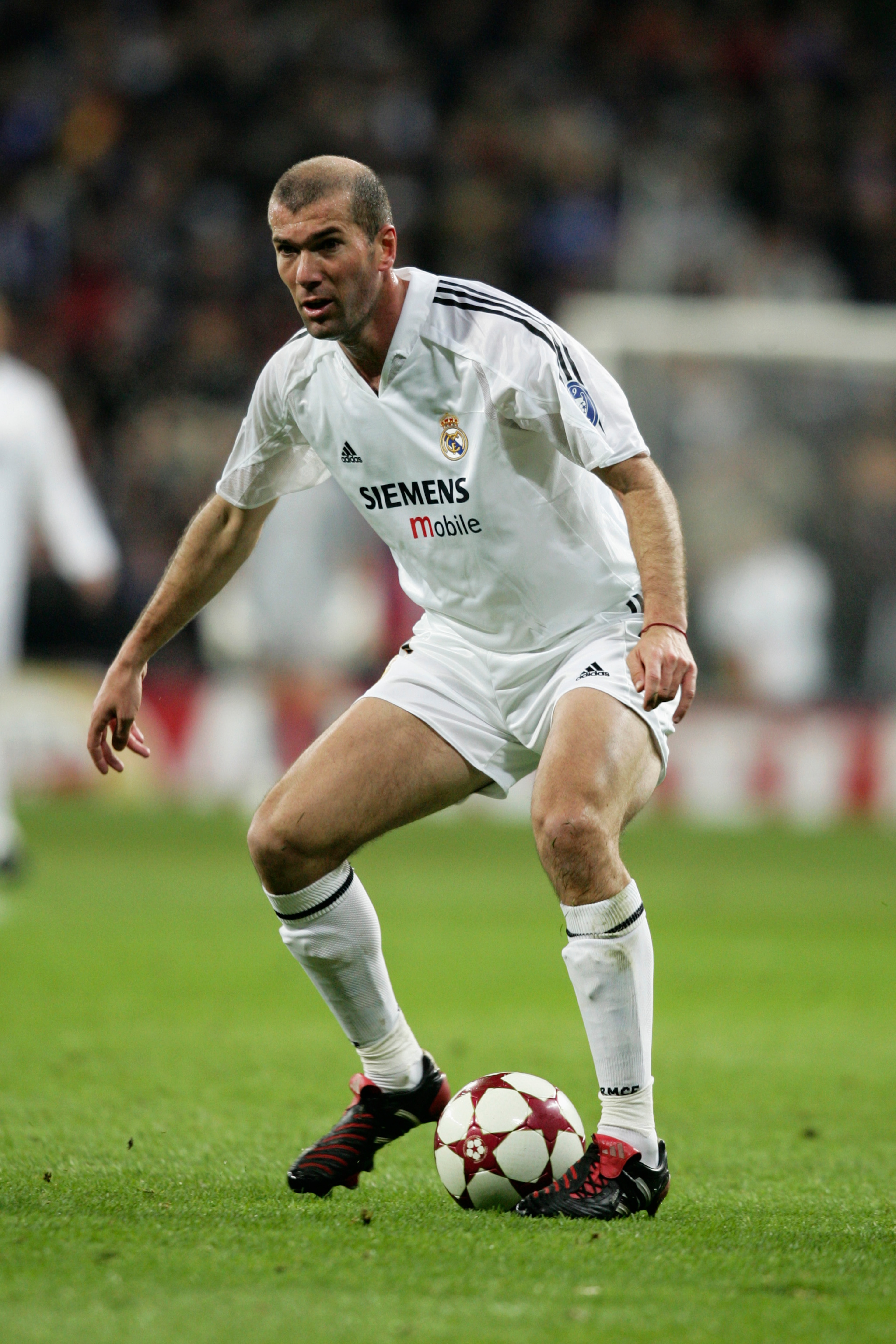 MADRID, SPAIN - FEBRUARY 22:  Zinedine Zidane of Real Madrid in action during the UEFA Champions League match between Real Madrid and Juventus at The Bernabeu Stadium on February 22, 2005 in Madrid, Spain.  (Photo by Ross Kinnaird/Getty Images)