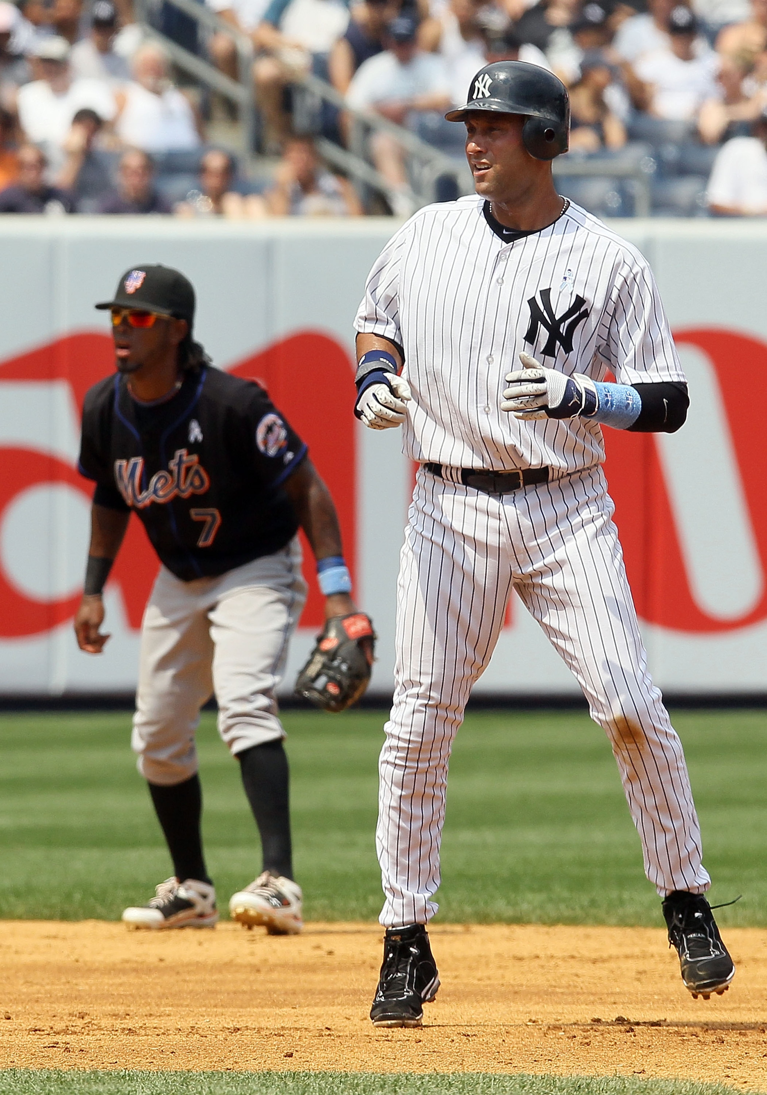 NEW YORK - JUNE 20:  Derek Jeter #2 of the New York Yankees leads off second base against Jose Reyes #7 of the New York Mets on June 20, 2010 at Yankee Stadium in the Bronx borough of New York City.  (Photo by Jim McIsaac/Getty Images)