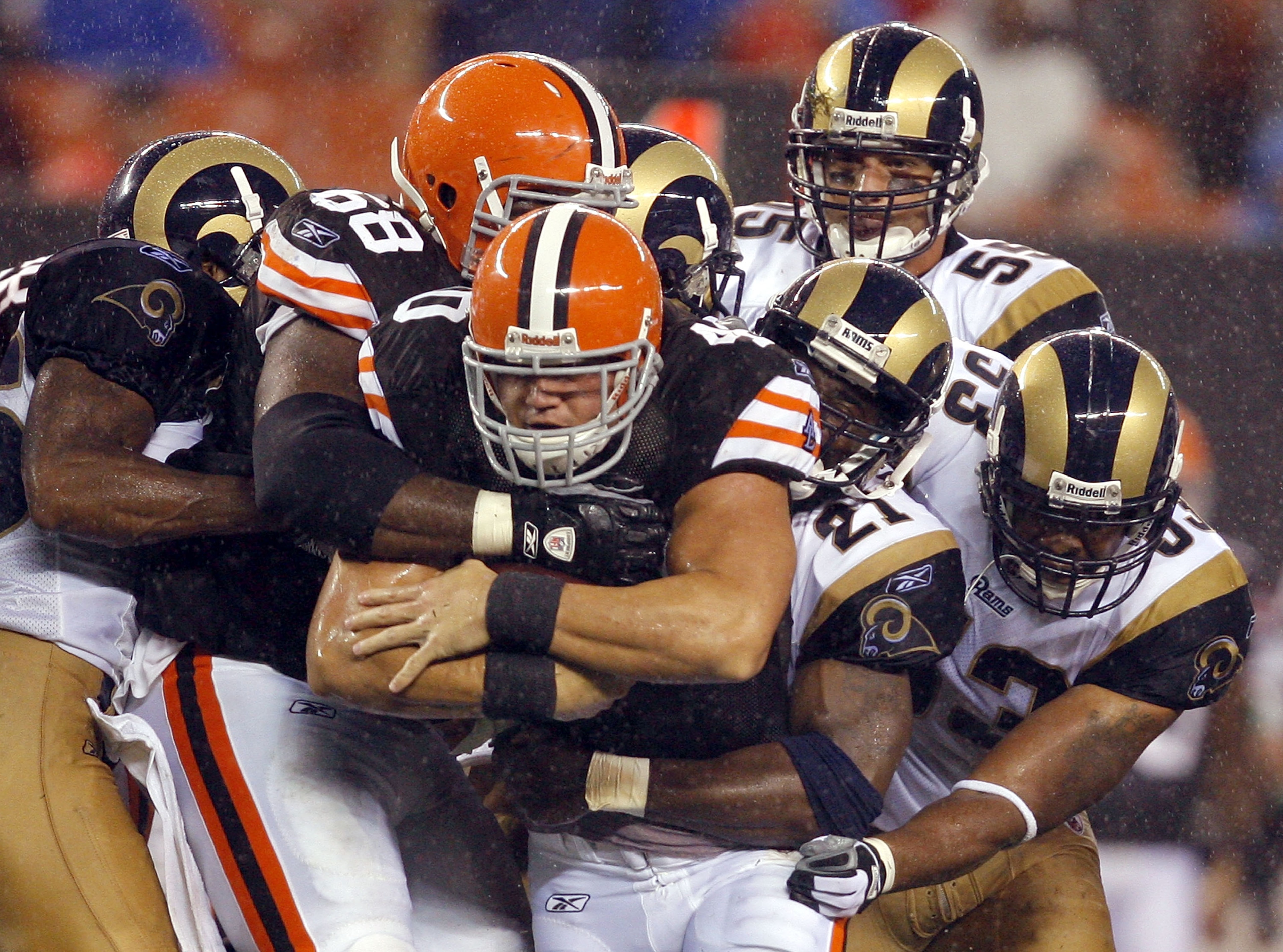 CLEVELAND - AUGUST 21:   Peyton Hillis #40 of the Cleveland Browns runs the ball through the St. Louis Rams defense at Cleveland Browns Stadium on August 21, 2010 in Cleveland, Ohio.  (Photo by Matt Sullivan/Getty Images)