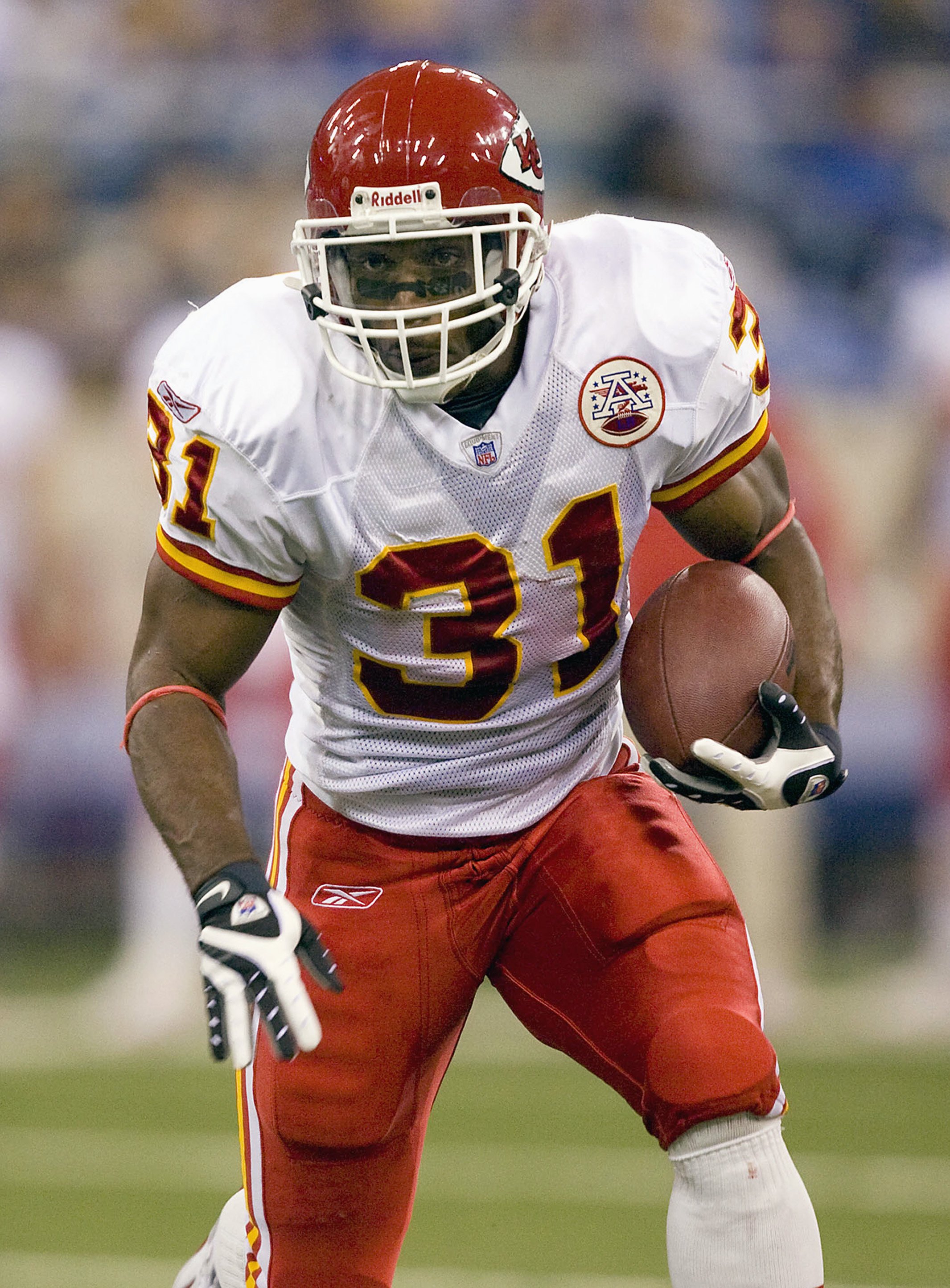 Kansas City Chiefs players Priest Holmes (31) and Jason Dunn (89