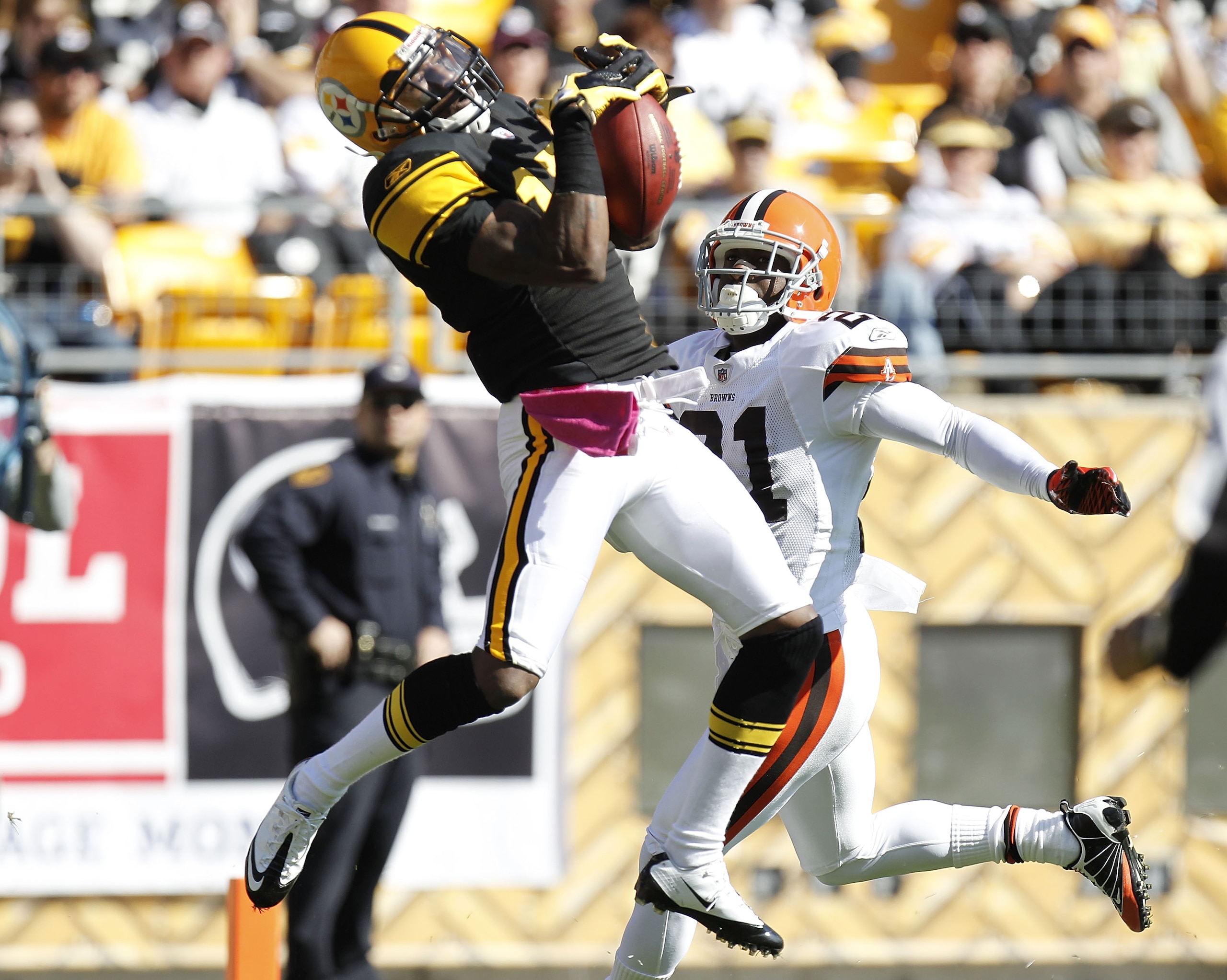 PITTSBURGH - OCTOBER 17:  Mike Wallace #17 of the Pittsburgh Steelers cathces a second quarter touchdown pass in front of Eric Wright #21 of the Cleveland Browns on October 17, 2010 at Heinz Field in Pittsburgh, Pennsylvania.  (Photo by Gregory Shamus/Get