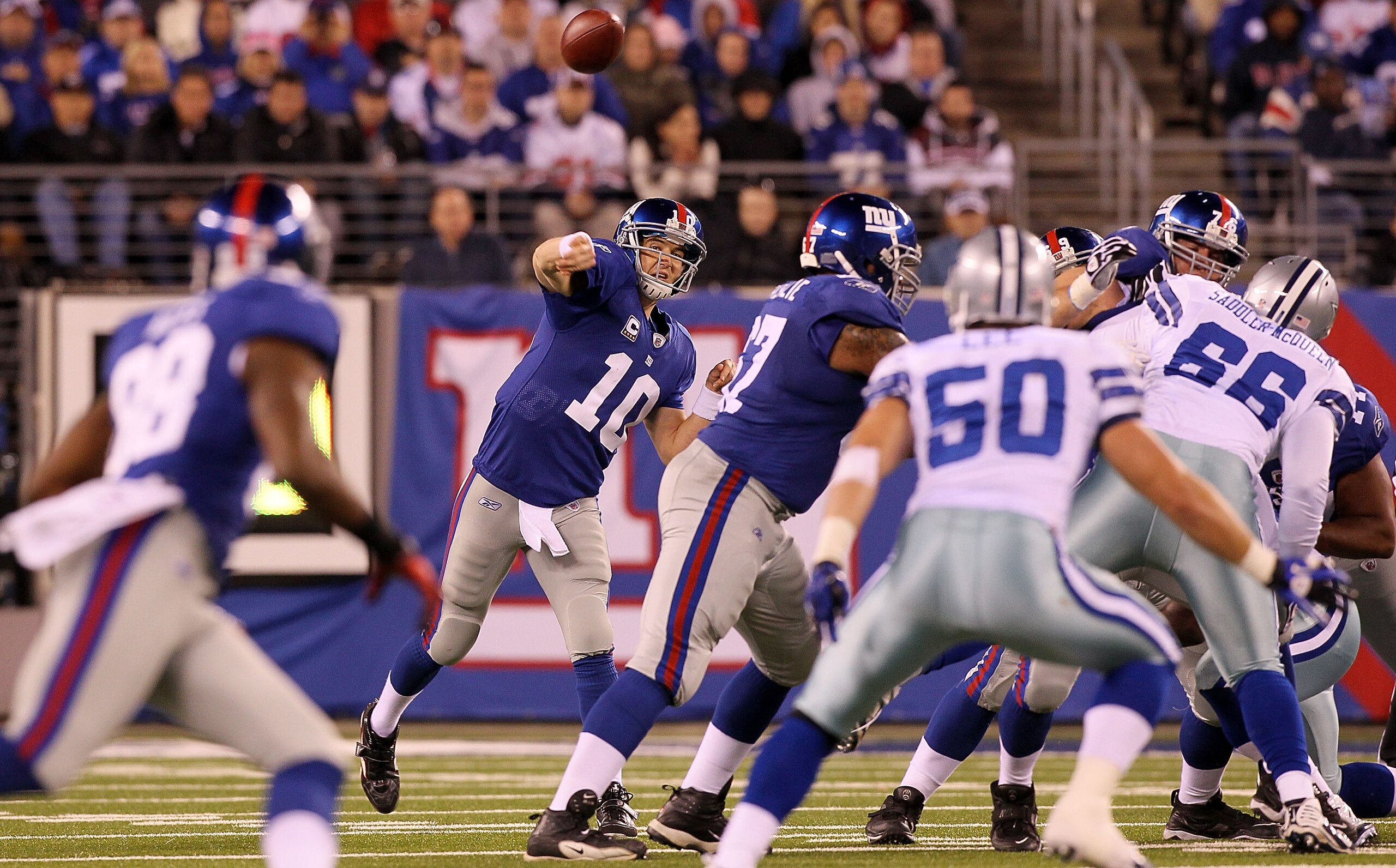 EAST RUTHERFORD, NJ - NOVEMBER 14:  Eli Manning #10 of the New York Giants throws a pass against the Dallas Cowboys on November 14, 2010 at the New Meadowlands Stadium in East Rutherford, New Jersey.  (Photo by Jim McIsaac/Getty Images)