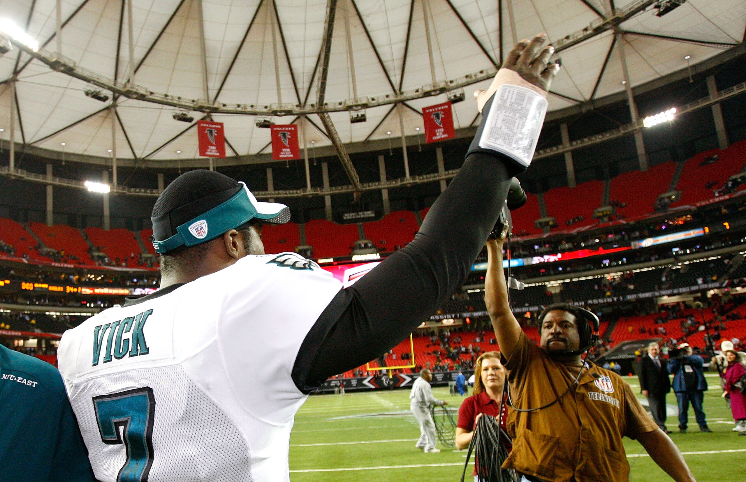 ATLANTA - DECEMBER 06:  Michael Vick #7 of the Philadelphia Eagles celebrates their 34-7 win over the Atlanta Falcons at Georgia Dome on December 6, 2009 in Atlanta, Georgia.  (Photo by Kevin C. Cox/Getty Images)