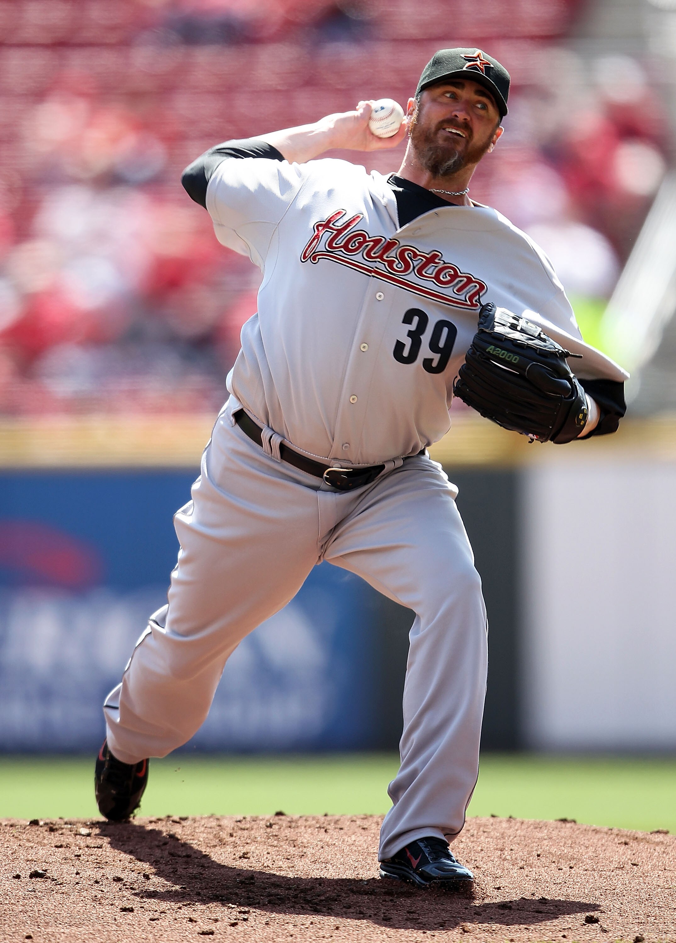CINCINNATI, OH - APRIL 07:  Brett Myers #39 of the Houston Astros throws a pitch during the game against the Cincinnati Reds at Great American Ball Park on April 7, 2011 in Cincinnati, Ohio.  (Photo by Andy Lyons/Getty Images)