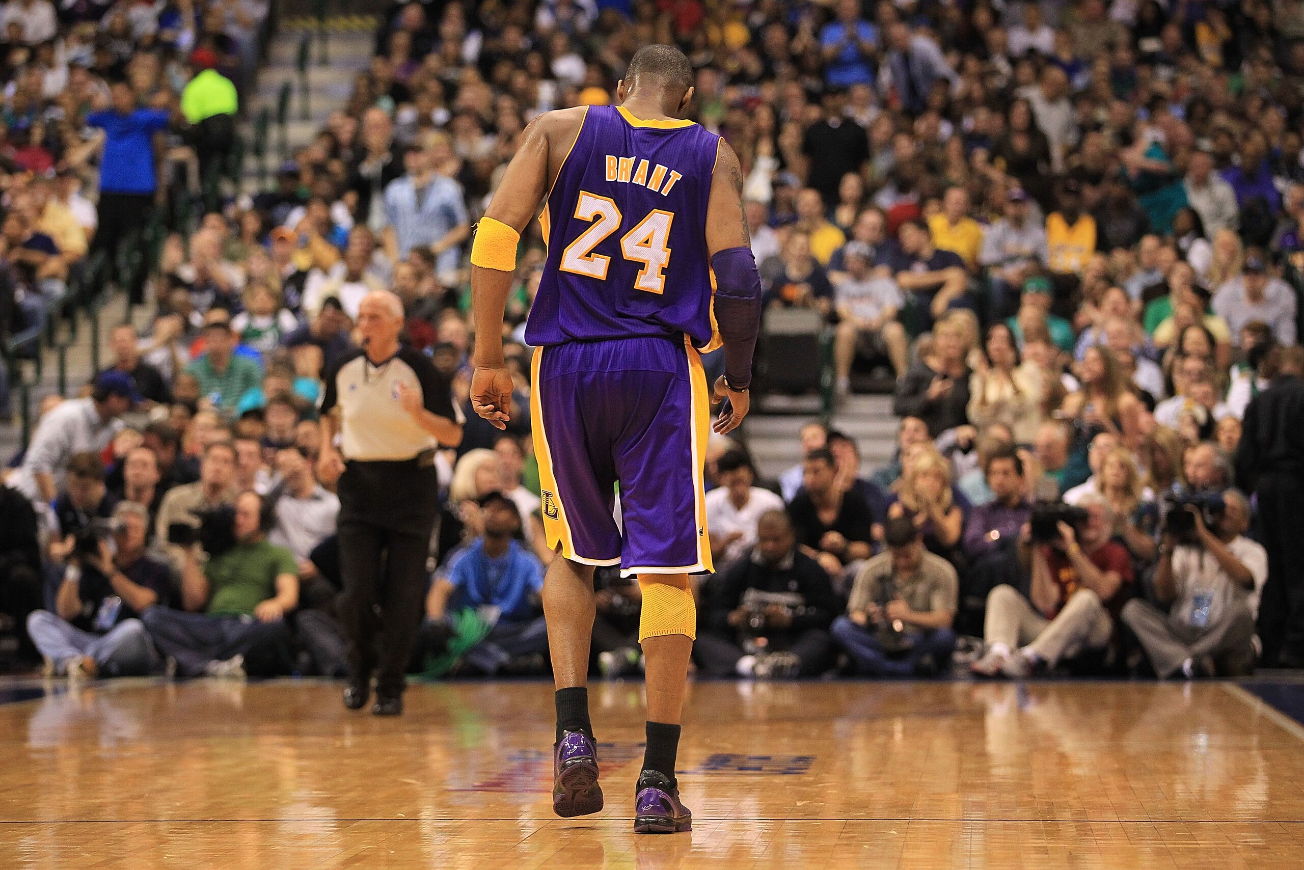 DALLAS, TX - MARCH 12:  Guard Kobe Bryant #24 of the Los Angeles Lakers leaves the court after an injury during play against the Dallas Mavericks at American Airlines Center on March 12, 2011 in Dallas, Texas.  NOTE TO USER: User expressly acknowledges an