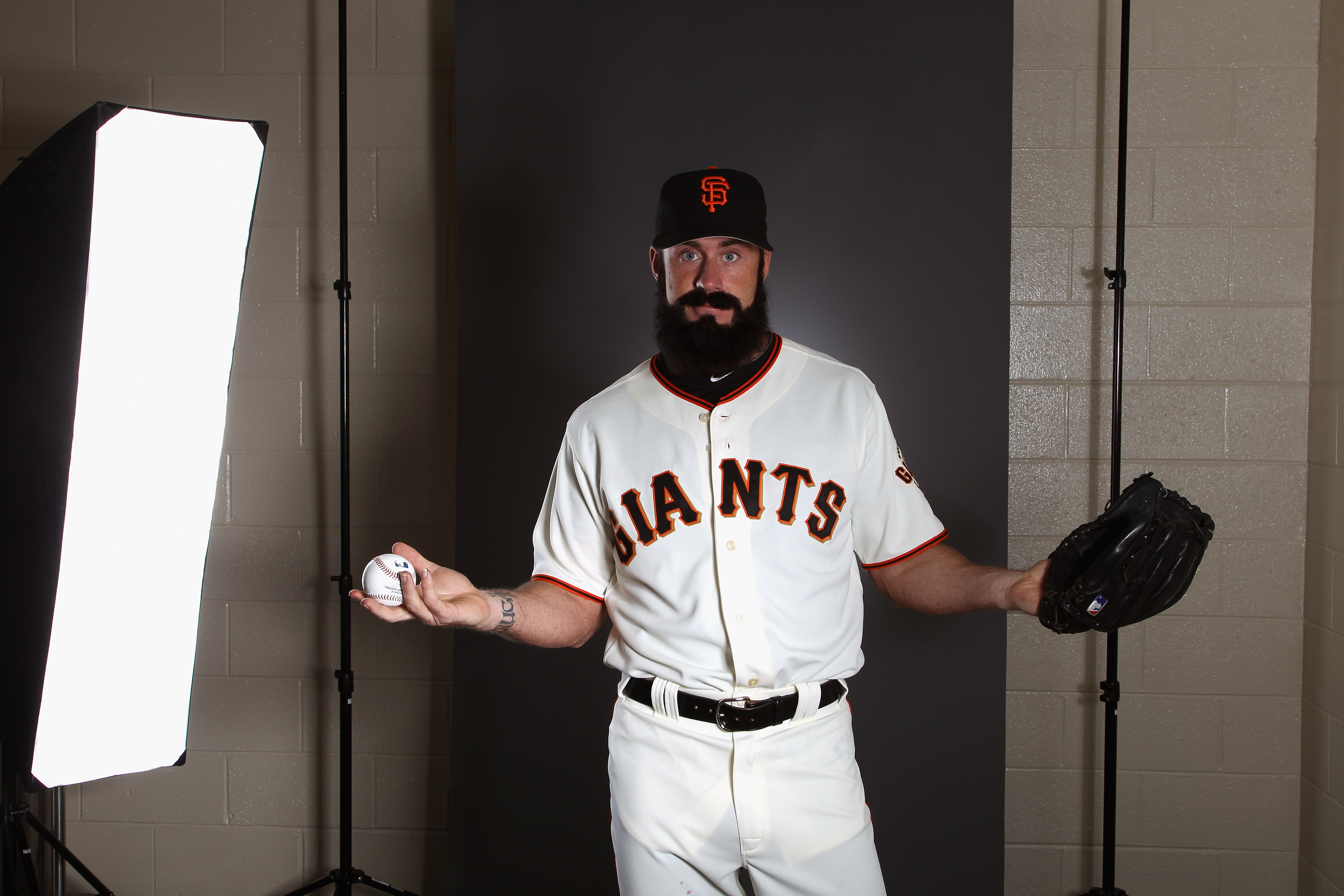 Dodgers' Brian Wilson rants to San Francisco Giants owner after game (GIF)