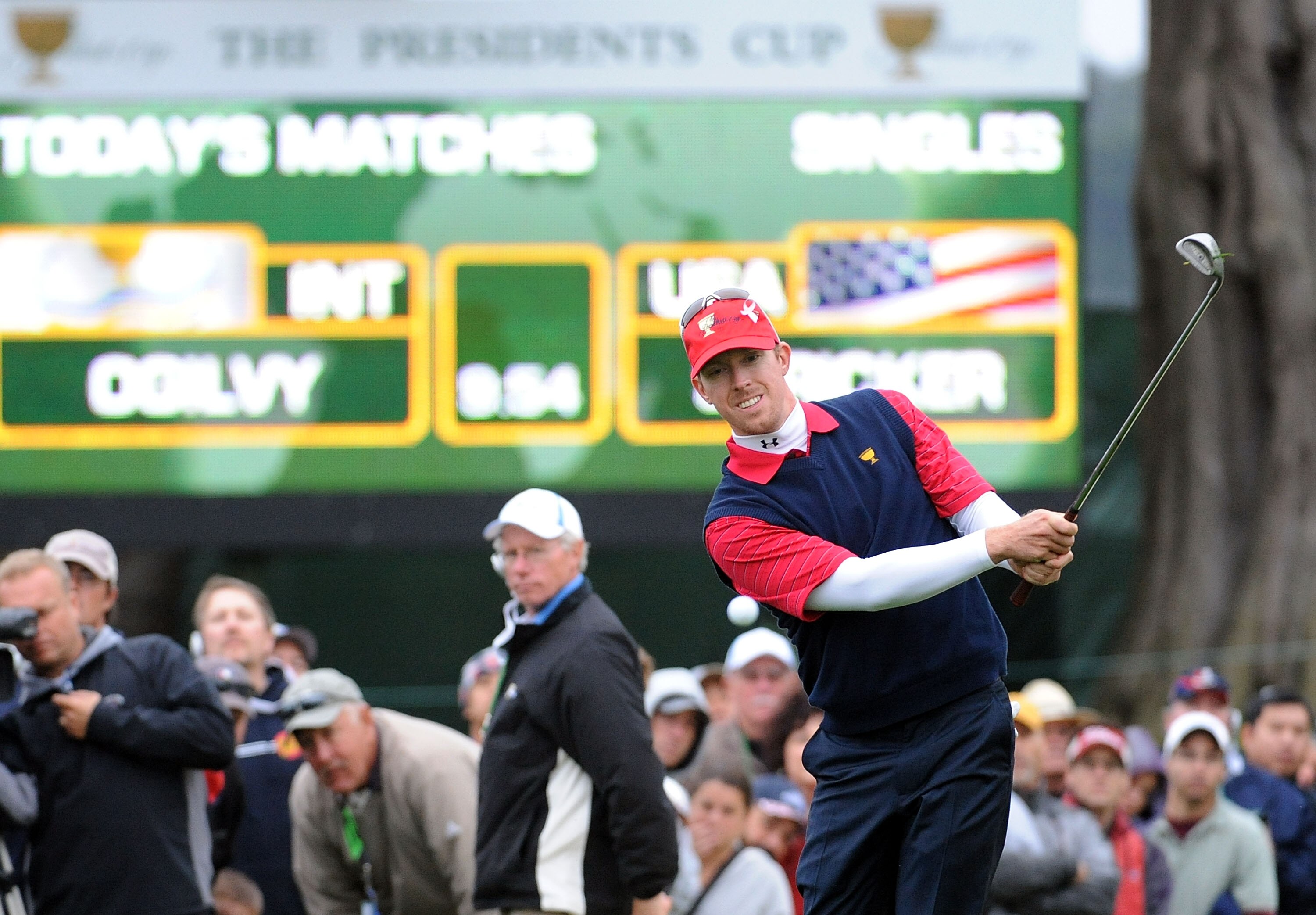 SAN FRANCISCO - OCTOBER 11:  Hunter Mahan of the USA Team chips on the first green during the Day Four Singles Matches of The Presidents Cup at Harding Park Golf Course on October 11, 2009 in San Francisco, California.  (Photo by Harry How/Getty Images)