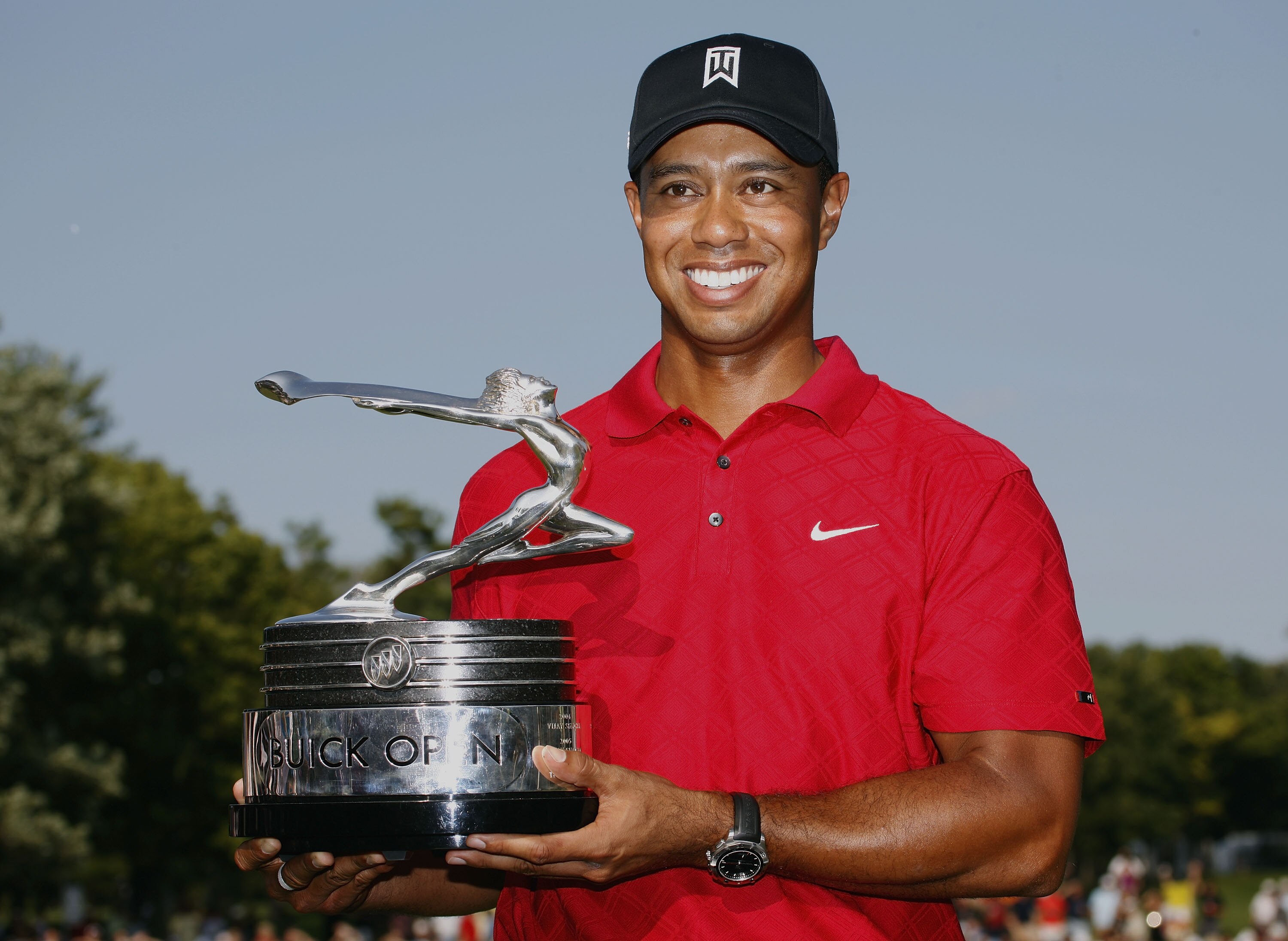GRAND BLANC, MI - AUGUST 02: Tiger Woods holds up the trophy after winning the 2009 Buick Open at Warwick Hills Golf and Country Club on August 2, 2009 in Grand Blanc, Michigan.  (Photo by Gregory Shamus/Getty Images)
