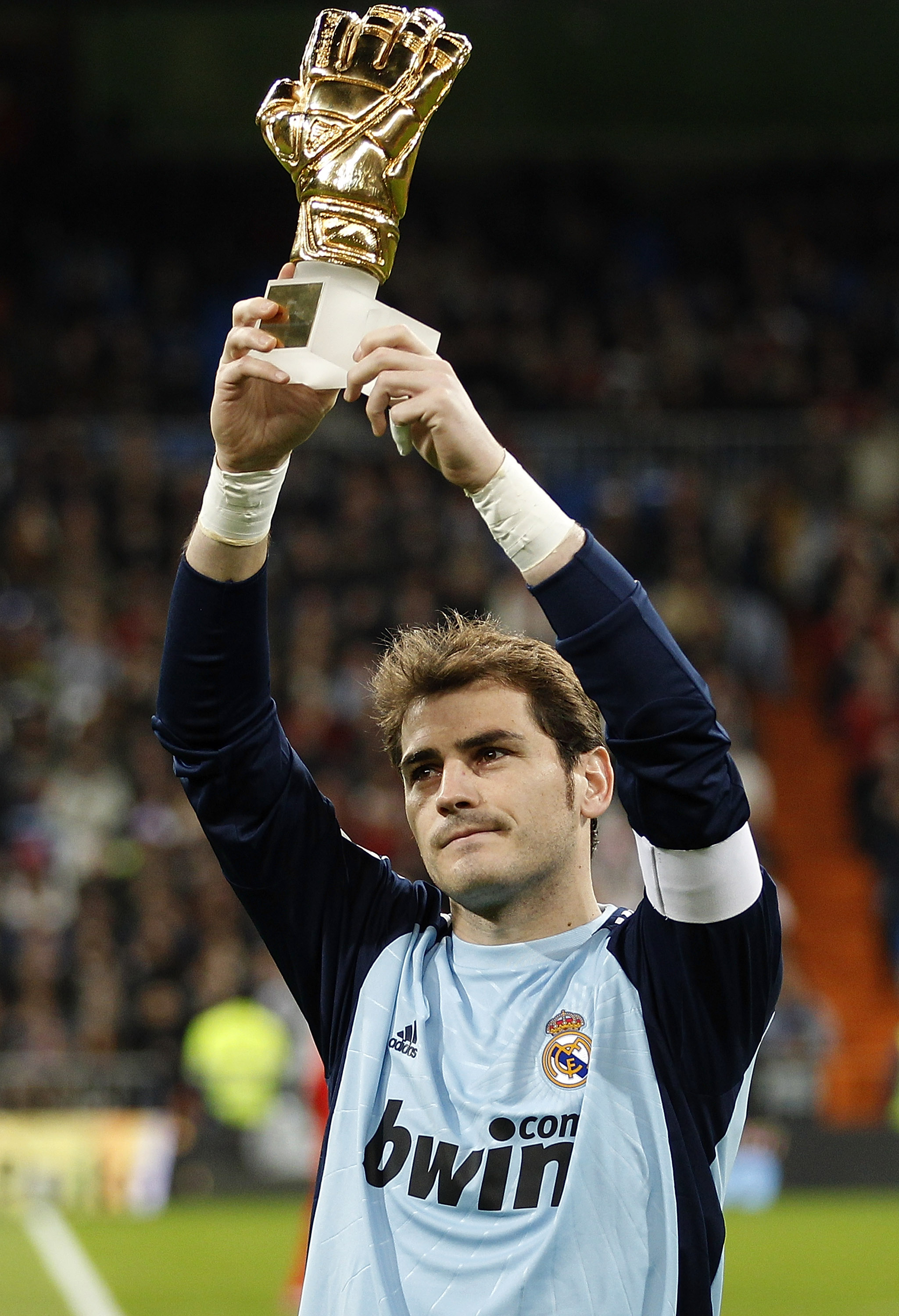 MADRID, SPAIN - DECEMBER 19: Iker Casillas of Real Madrid shows the trophy of Golden Glove Award prior of the La Liga match between Real Madrid and Sevilla at Estadio Santiago Bernabeu on December 19, 2010 in Madrid, Spain. (Photo by Angel Martinez/Getty